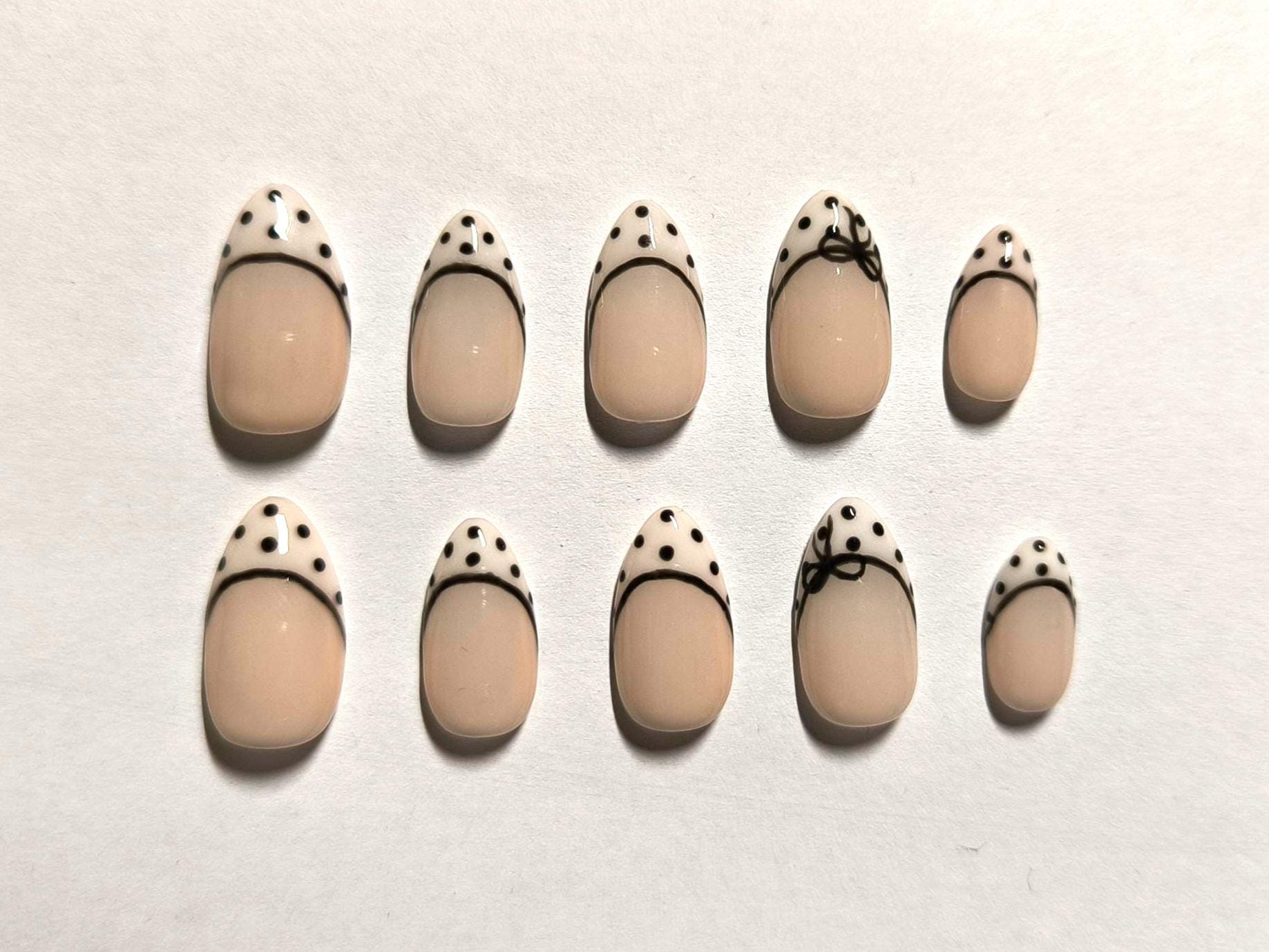 Polka-Dot Bow Press-On Nails - Handmade Nail Set von Etsy - SarahsNailsBoutique