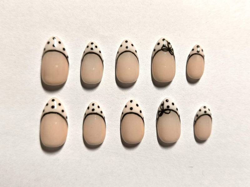 Polka-Dot Bow Press-On Nails - Handmade Nail Set von Etsy - SarahsNailsBoutique