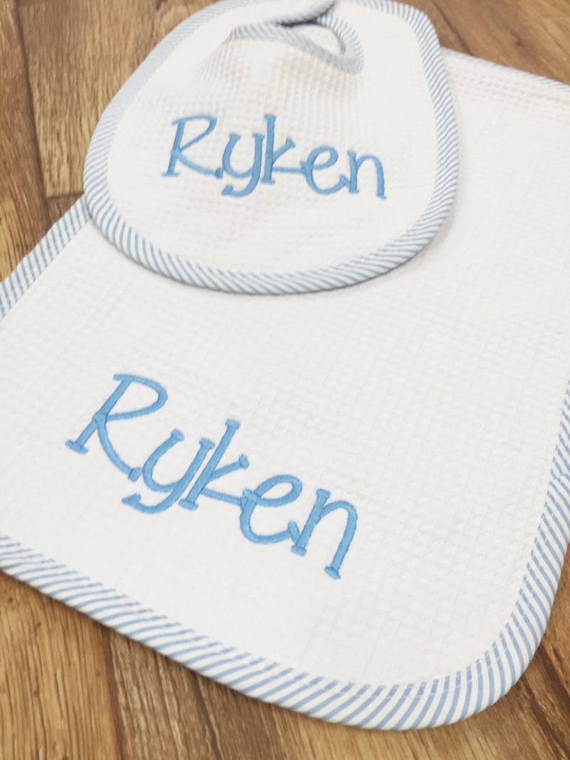 Lätzchen Und Spucktuch Set Aus Blauem Seersucker Mit Monogramm Lätzchen Und Spucktuch Set Aus Blauem Seersucker Mit Monogramm von Etsy - SassyBlossom