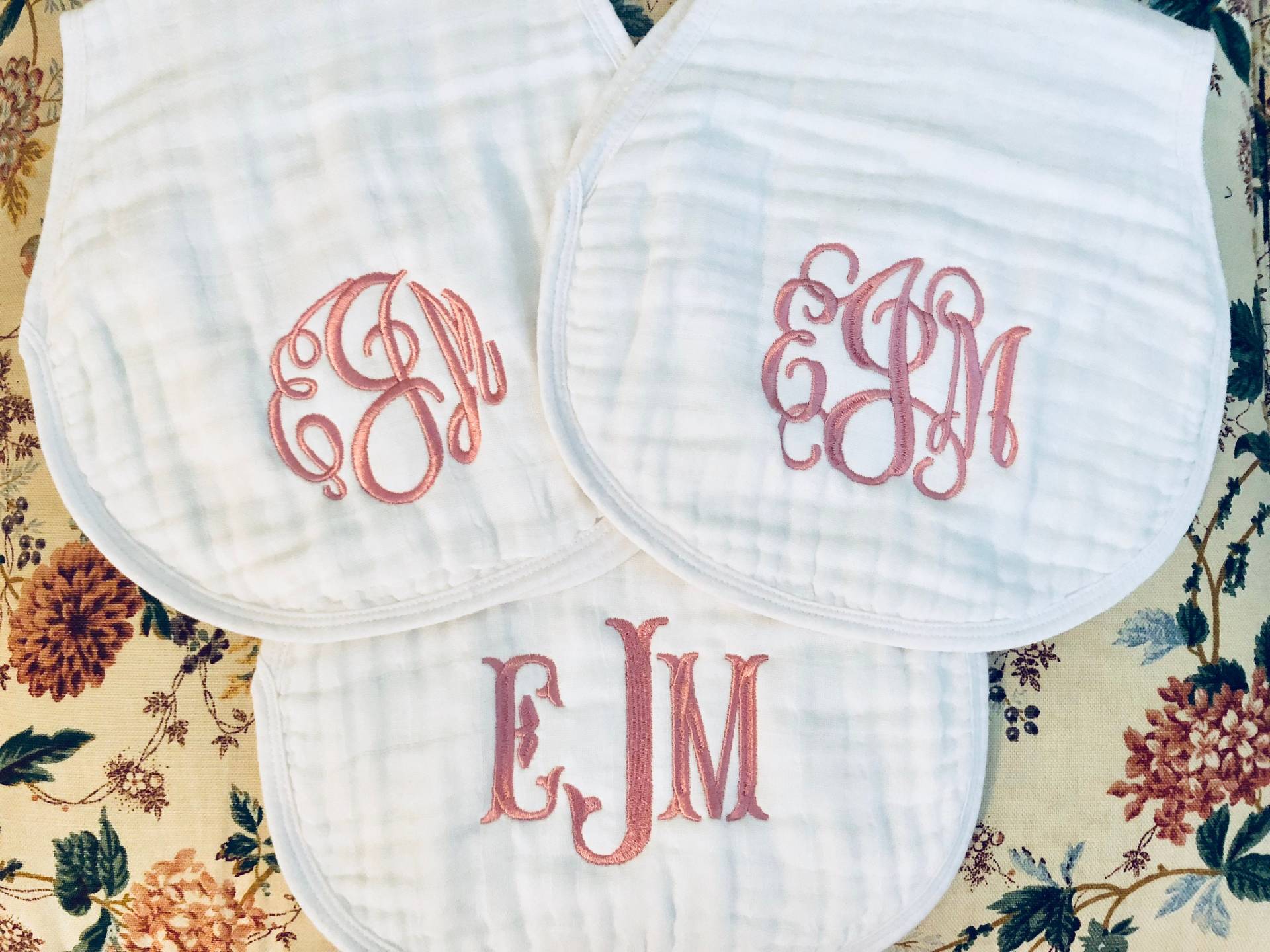 Monogrammiertes Musselin Tuch Baby Neugeborenen Geschenk Junge Mädchen Weißes von Etsy - SassyBlossom