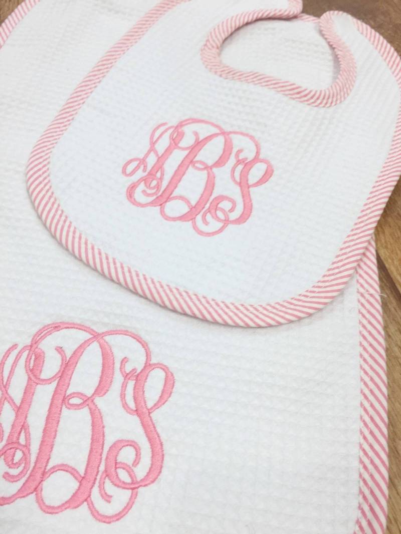 Rosa Lätzchen Und Spucktuch Aus Seersucker Rosa Lätzchen Und Spucktuch Aus Seersucker von Etsy - SassyBlossom