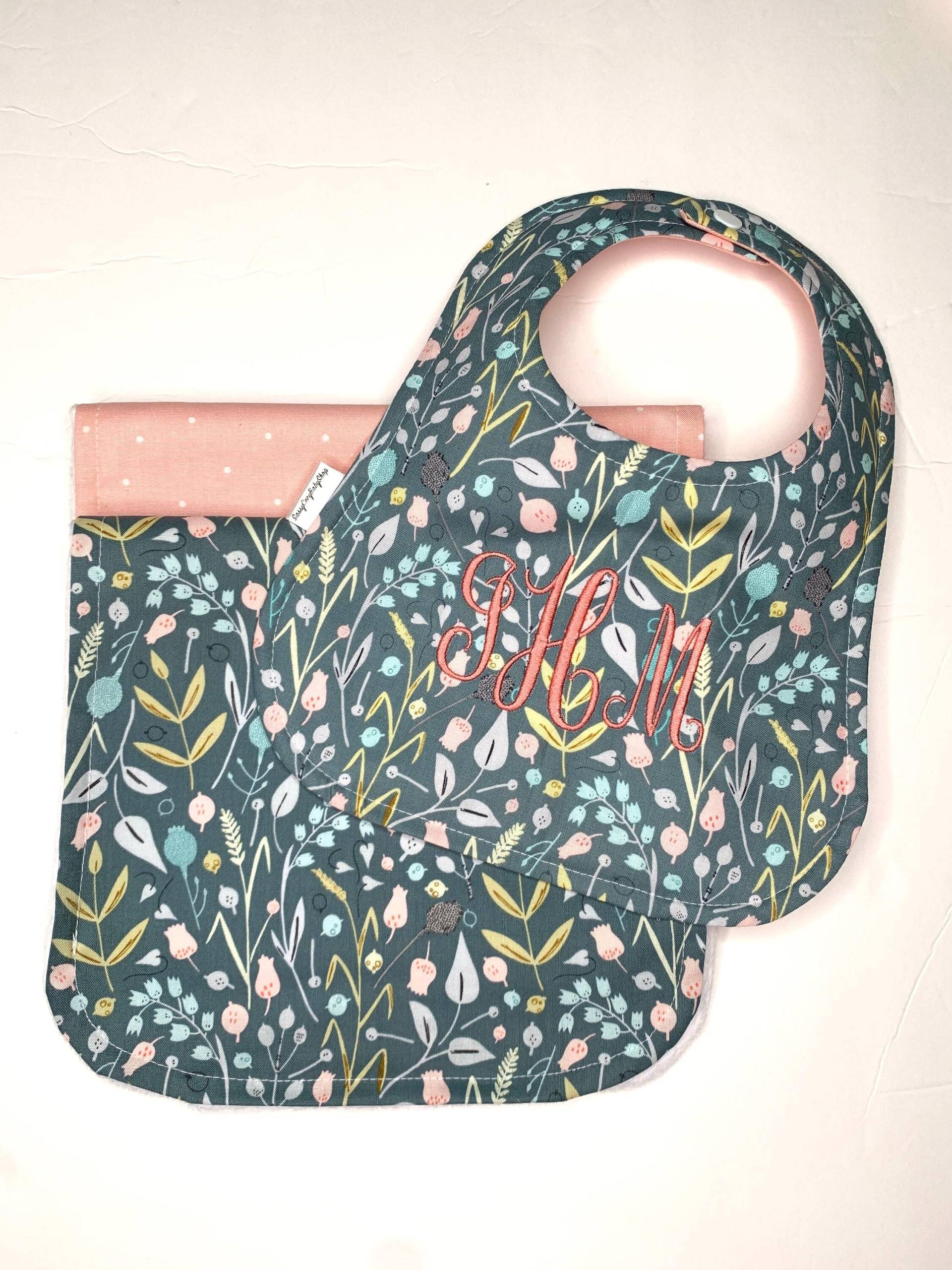 Personalisierte Baby Mädchen Lätzchen Und Spucktuch Set, Personalisiertes Geschenk, Floral Handgefertigtes Reversible Lätzchen, Monogramm Sabbern von Etsy - SassyCecyShop