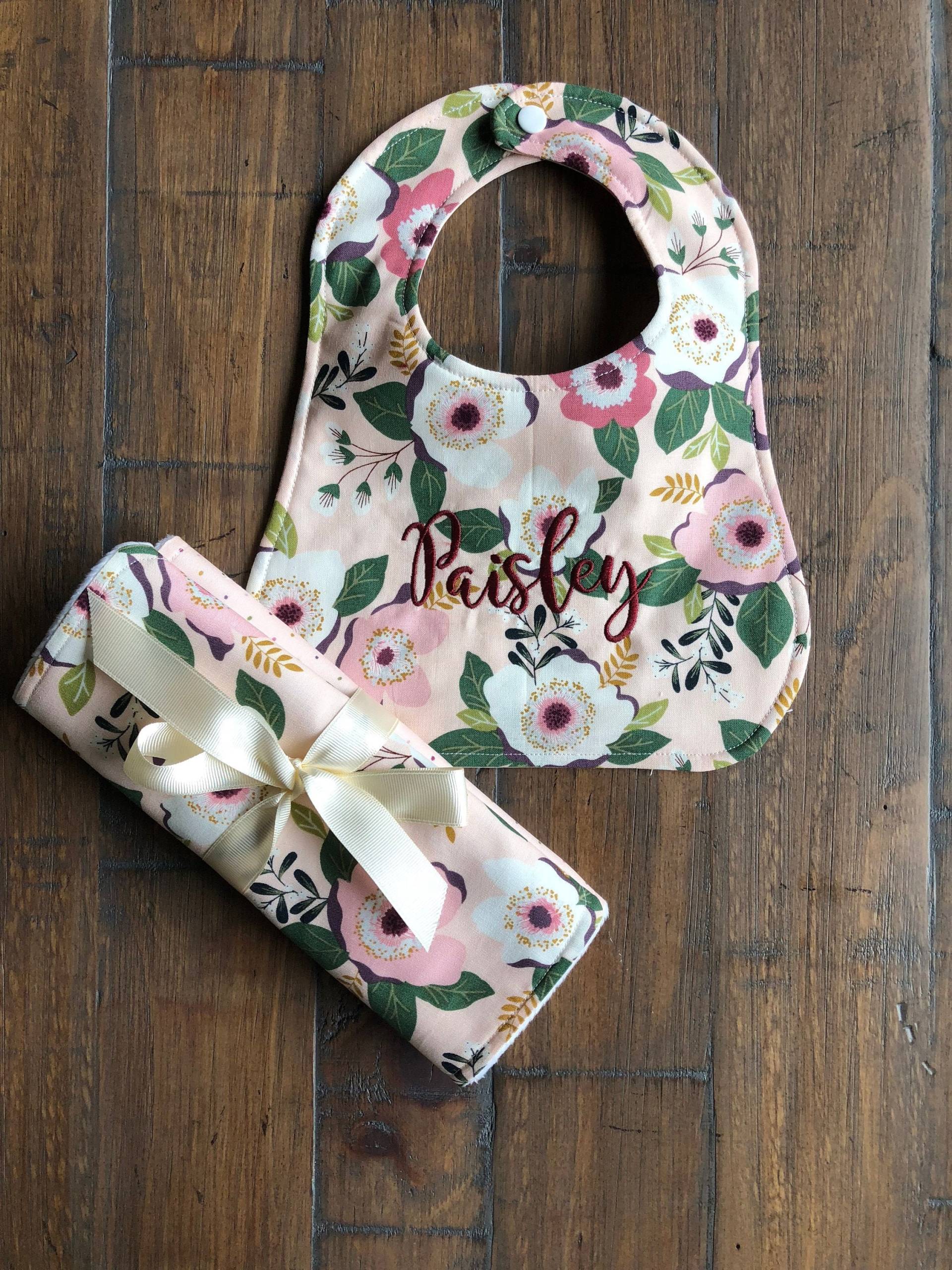 Personalisiertes Baby-Lätzchen Und Spucktücher, Personalisiertes Baby-Dusche-Geschenk Für Mädchen, Blumen-Lätzchen Sabbernde Tücher. Neues Baby von Etsy - SassyCecyShop