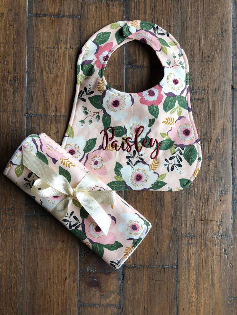 Personalisiertes Baby-Lätzchen Und Spucktücher, Personalisiertes Baby-Dusche-Geschenk Für Mädchen, Blumen-Lätzchen Sabbernde Tücher. Neues Baby von Etsy - SassyCecyShop