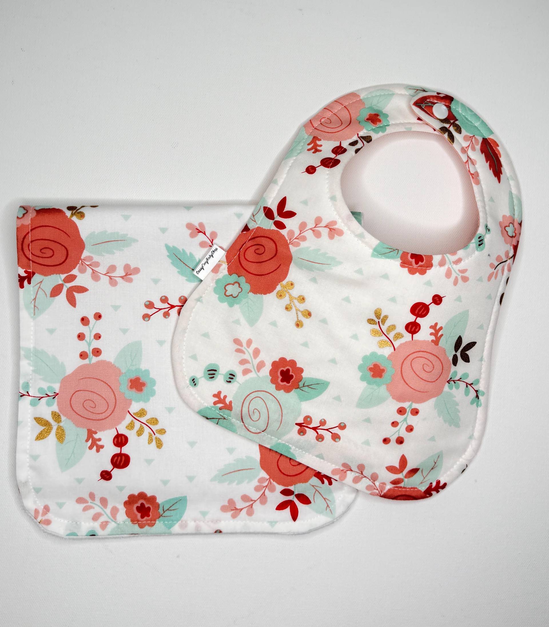Personalisiertes Baby-Mädchen-Blumenlätzchen Und Spucktücher-Set, Personalisiertes Baby-Geschenk, Monogramm-Mädchen-Lätzchen, Sabbernde Tücher von Etsy - SassyCecyShop
