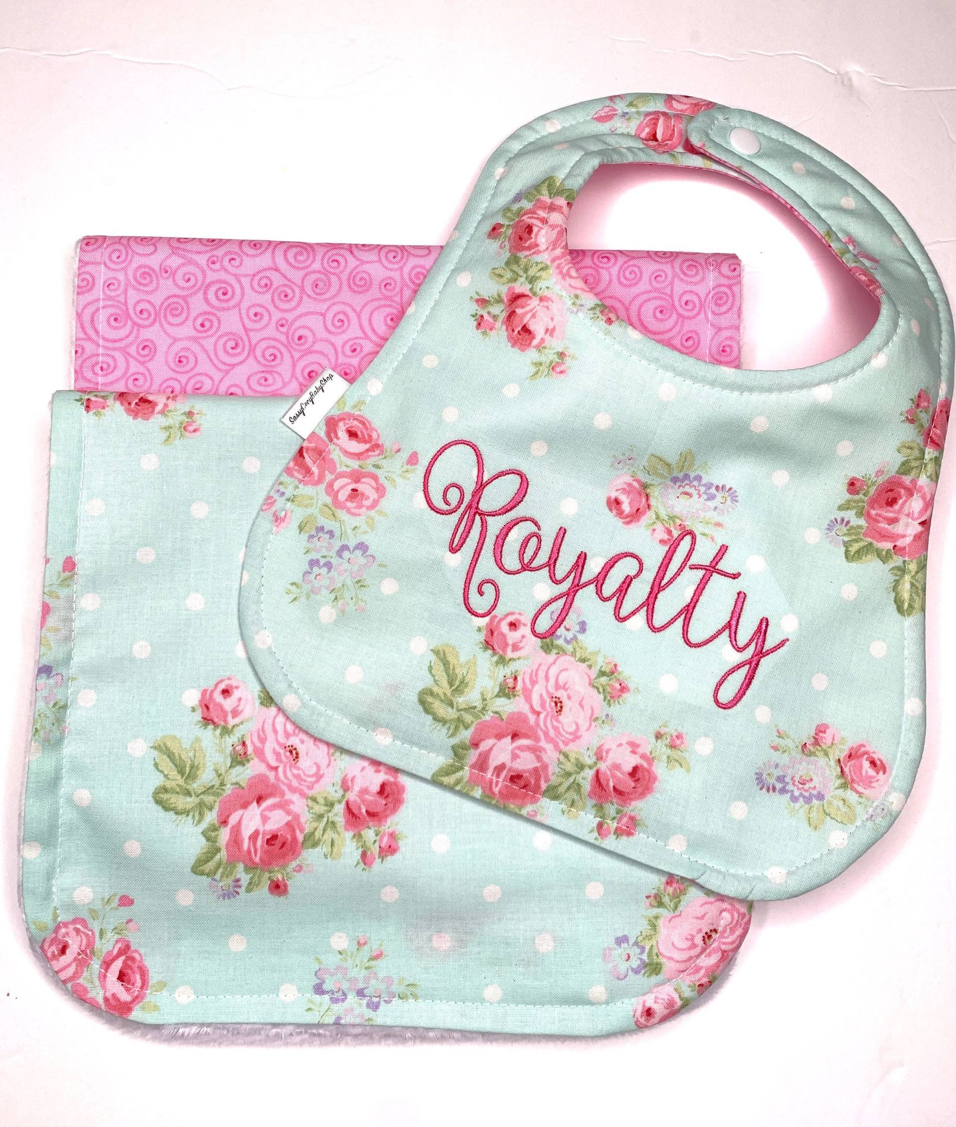 Personalisiertes Baby Mädchen Lätzchen Und Spucktücher, Personalisierte Girl Party Geschenk, Sabberndes Tuch, Monogramm Wendelätzchen von Etsy - SassyCecyShop