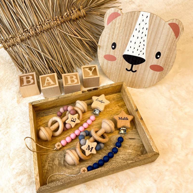 Geschenk-Set Rassel & Schnullerkette Mit Namen, Personalisiertes Geschenk, Geschenk Baby, Babyrassel, Erinnerungsgeschenk von Etsy - SassyloveDE