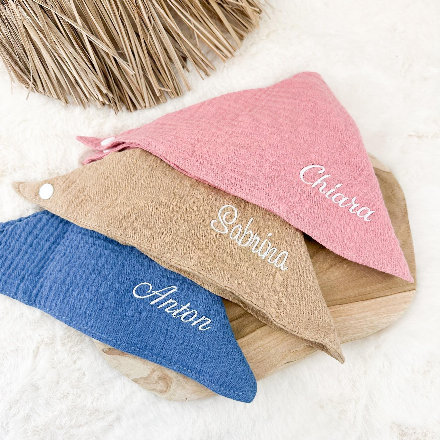 Musselin Lätzchen, Personalisiert, Mit Namen Bestickt von Etsy - SassyloveDE