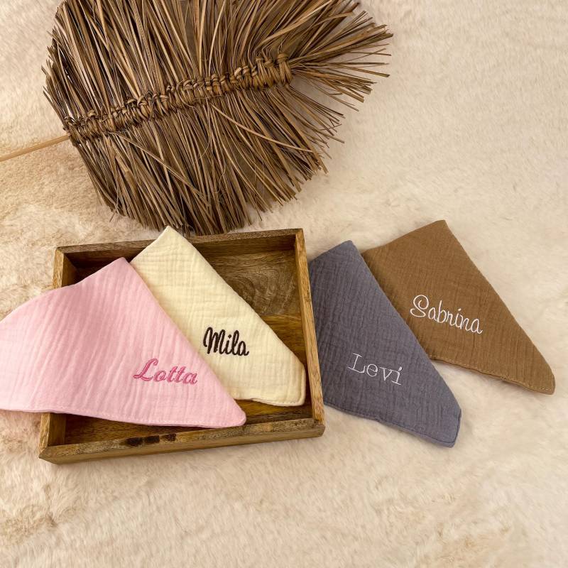 Personalisierte Halstücher, Musselin Lätzchen, Mit Namen Gestickt von Etsy - SassyloveDE