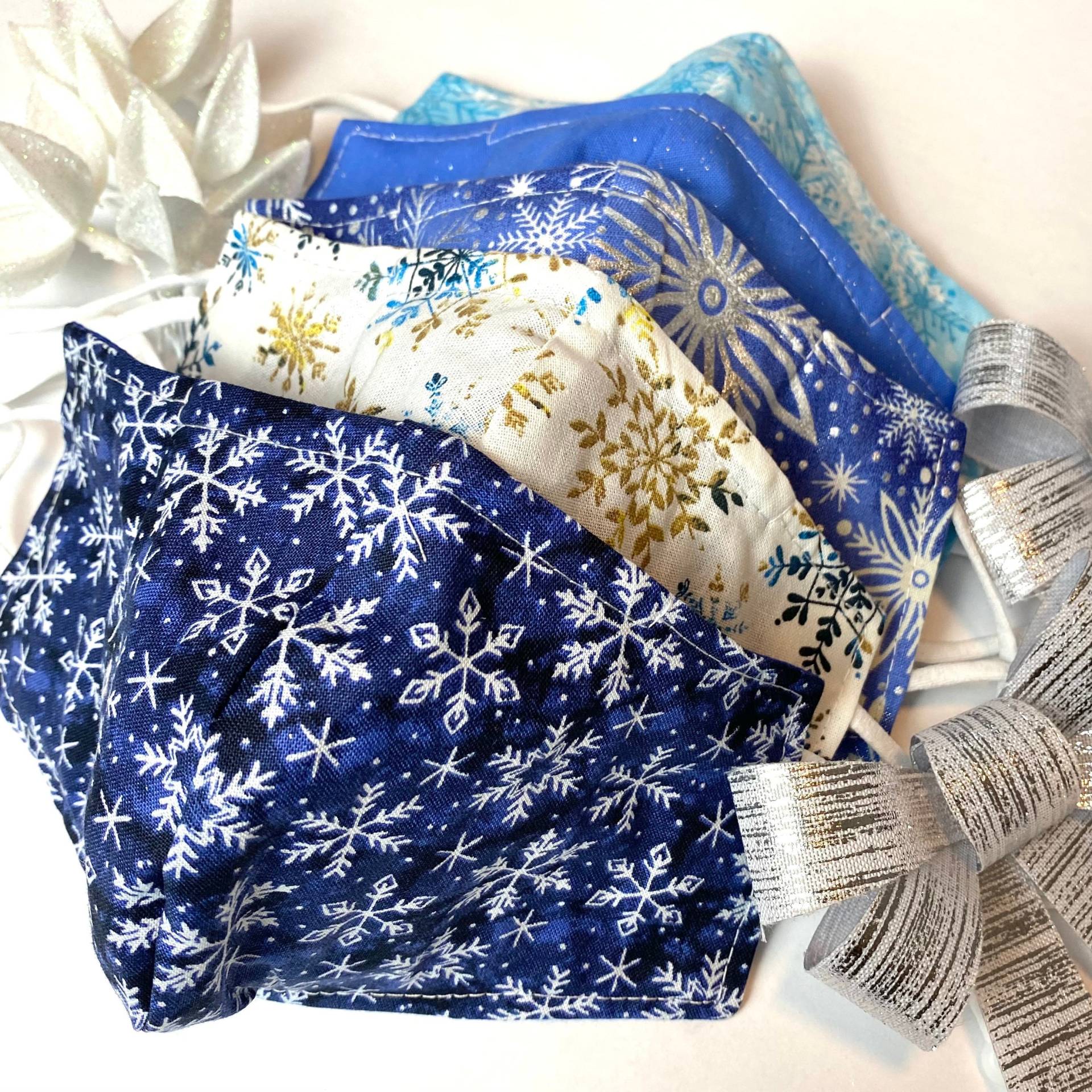 Winter-Gesichtsmasken-Kollektion 1 Schneeflocken-Glitzer-Glitzer-Maske, Warme Urlaubsgesichtsbedeckung Mit Nasendraht Und Filtertasche Kindergrößen Winter-Gesichtsmasken-Kollektion 1 Schneeflocken-Glitzer-Glitzer-Maske, Warme Urlaubsgesichtsbedeckung Mit Nasendraht Und Filtertasche Kindergrößen von Etsy - Sawalach