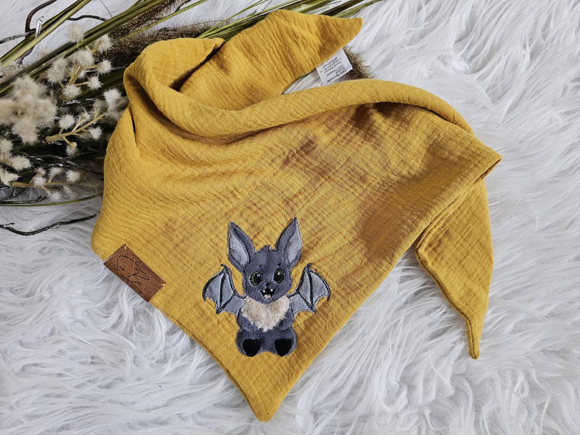 Halstuch Mit Kuscheliger Fledermaus - Erhältlich in Vielen Farben & Zwei Größen von Etsy - ScaBaDesignArts