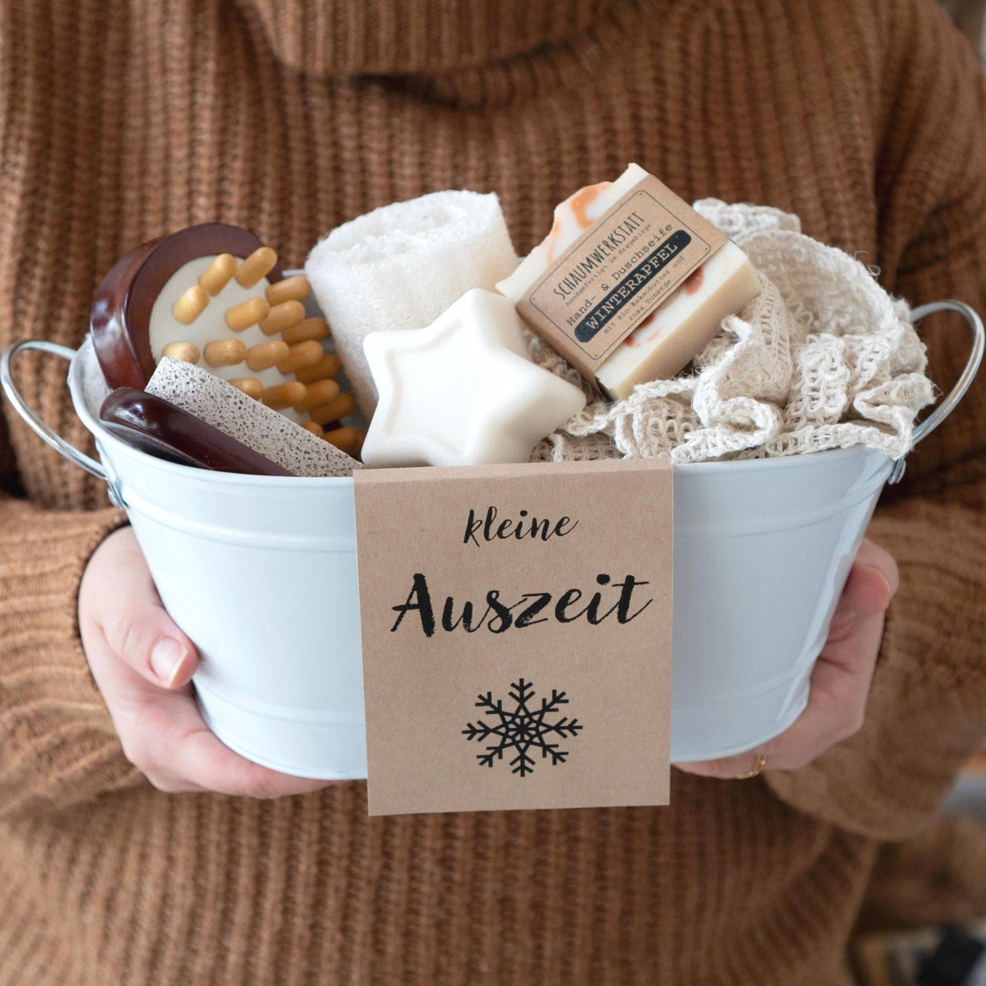 Spa-Set Winterzauber Mit Naturbürsten Und Handgefertigten Seifen in Metallwanne, Naturseifen, Geschenkkorb, Wellnesskorb, Weihnachtsgeschenk von Etsy - Schaumwerkstatt