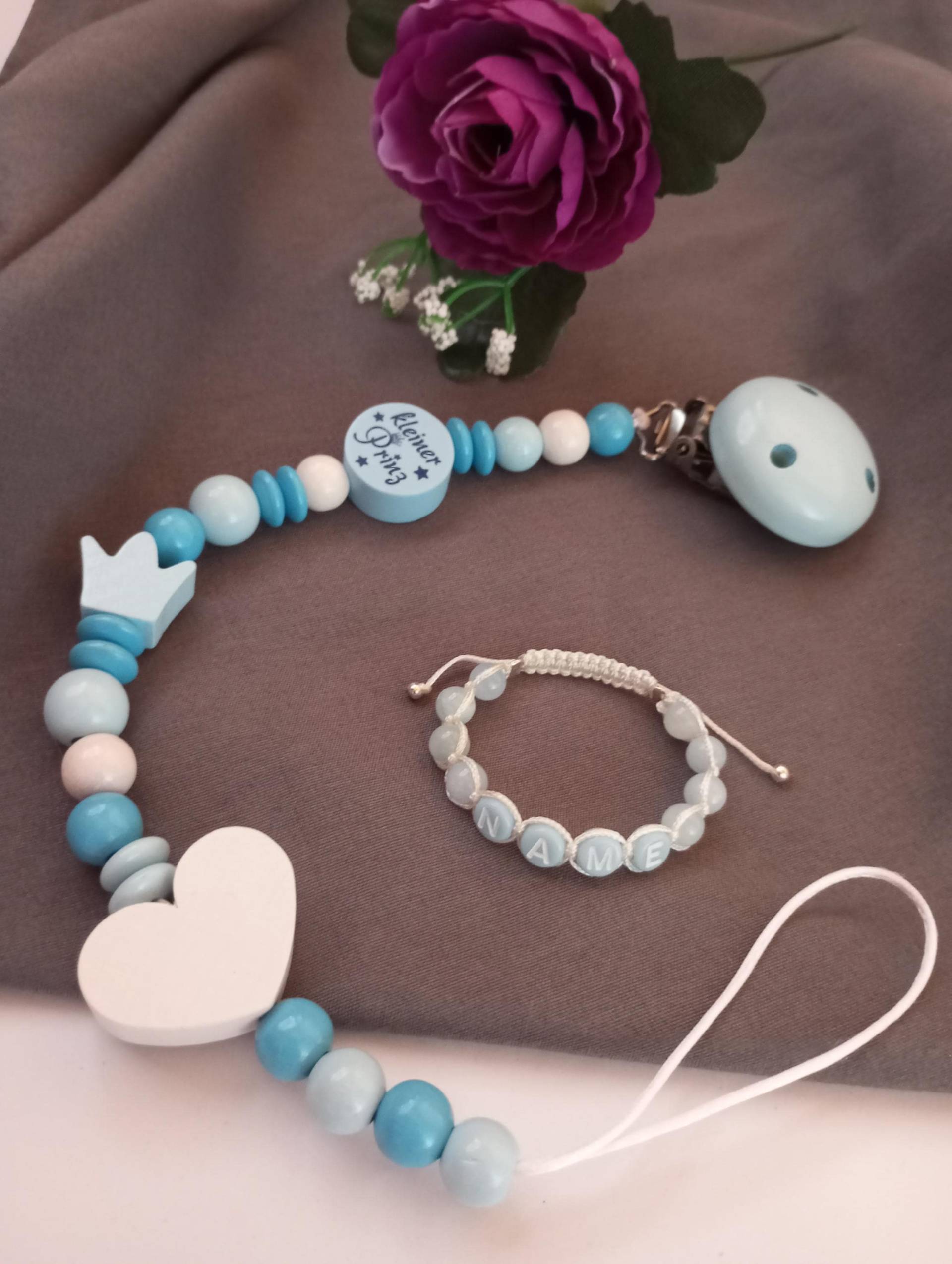 Schnullerkette Personalisiert Und Baby Armband Mit Wunschnamen in Blau Hellblau Weiß Im Set Schnullerkette Personalisiert Und Baby Armband Mit Wunschnamen in Blau Hellblau Weiß Im Set von Etsy - SchmuckHerzbyGaby