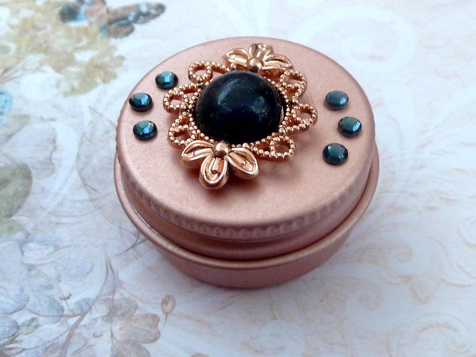 Kleine Dose Aus Metall Mit Lapis Lazuli Edelstein Cabochon, Rotgold Schmuckdose, Pillendose, Zahndose, Schraubverschluß, Kleine Geschenke Kleine Dose Aus Metall Mit Lapis Lazuli Edelstein Cabochon, Rotgold Schmuckdose, Pillendose, Zahndose, Schraubverschluß, Kleine Geschenke von Etsy - Schmucktruhe