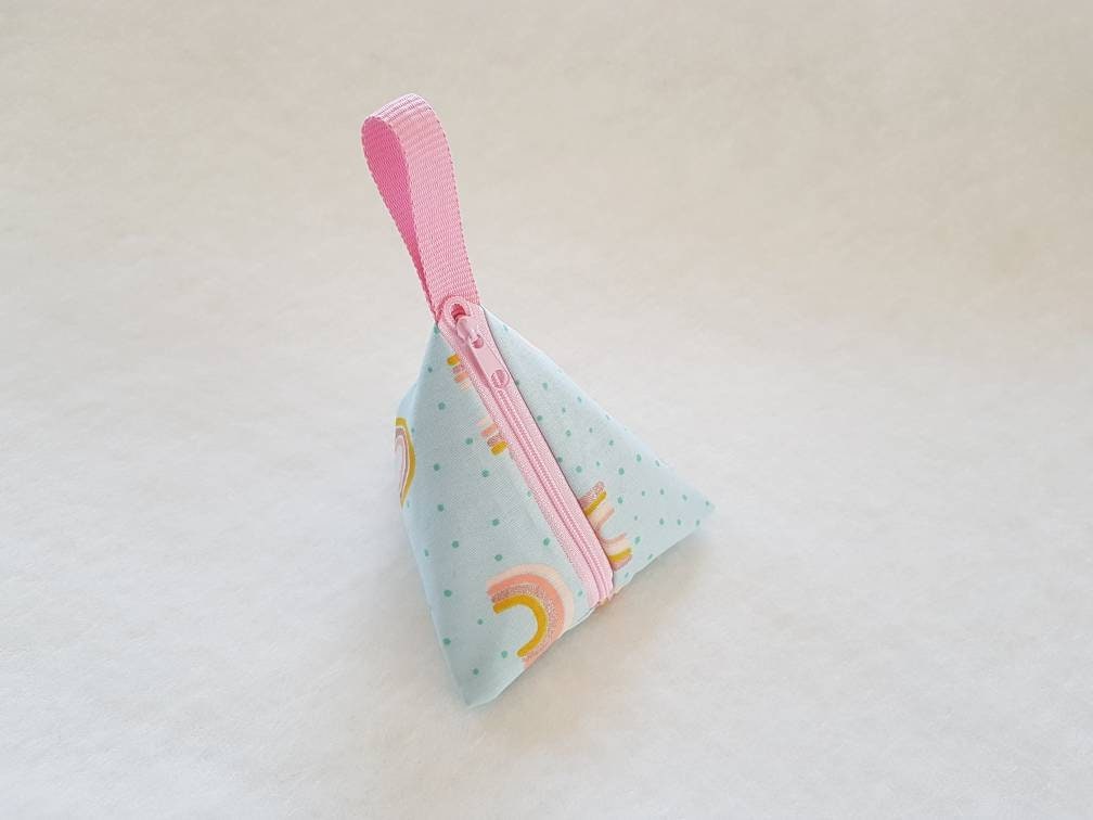 Schnullertasche, Pyramidentasche, Regenbogen, Name, Tasche Für Schnuller, Personalisiert, Mit Namen, Wunschname, Leckerlitasche Schnullertasche, Pyramidentasche, Regenbogen, Name, Tasche Für Schnuller, Personalisiert, Mit Namen, Wunschname, Leckerlitasche von Etsy - Schnuckellinchen