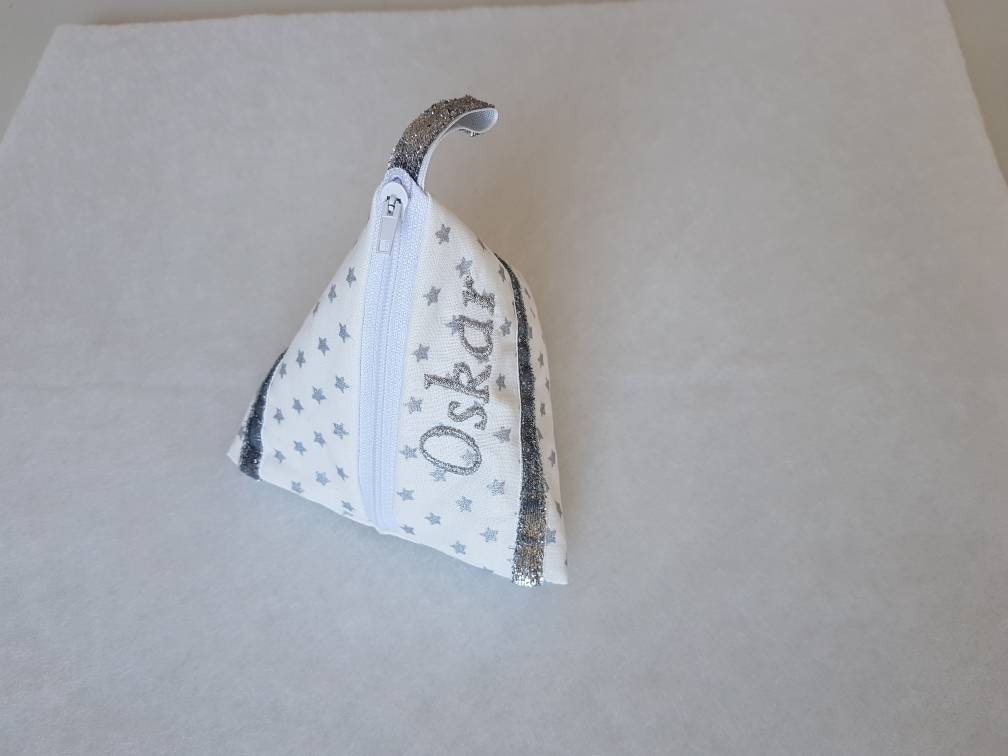 Schnullertasche, Pyramidentasche, Sterne, Name, Tasche Für Schnuller, Personalisiert, Mit Namen, Wunschname, Leckerlitasche Schnullertasche, Pyramidentasche, Sterne, Name, Tasche Für Schnuller, Personalisiert, Mit Namen, Wunschname, Leckerlitasche von Etsy - Schnuckellinchen
