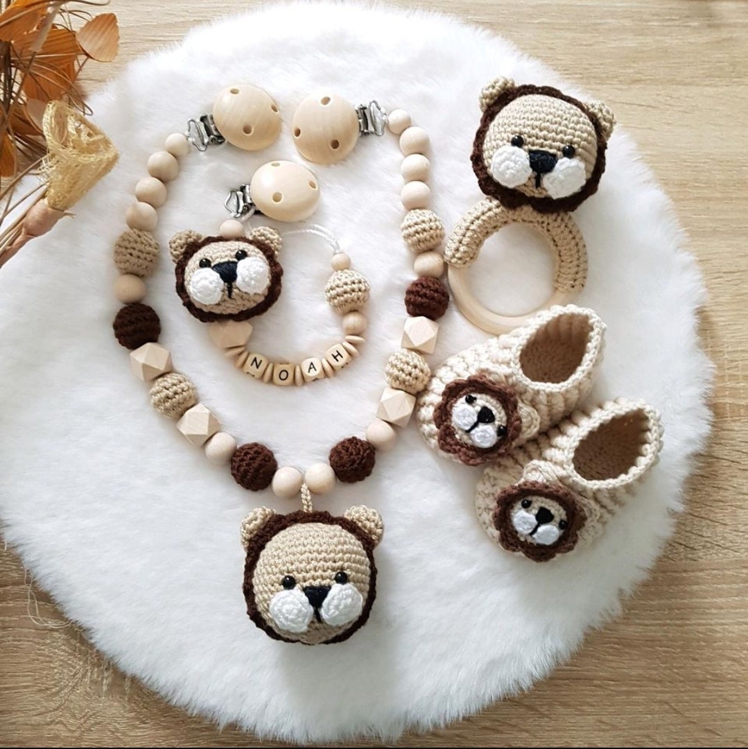 Baby Set Löwe |Schnullerkette, Kinderwagenkette Mit Namen |Greifring|Babyschuhe | Personalisiert Baby Set Löwe |Schnullerkette, Kinderwagenkette Mit Namen |Greifring|Babyschuhe | Personalisiert von Etsy - SchnullerkettenHaSi