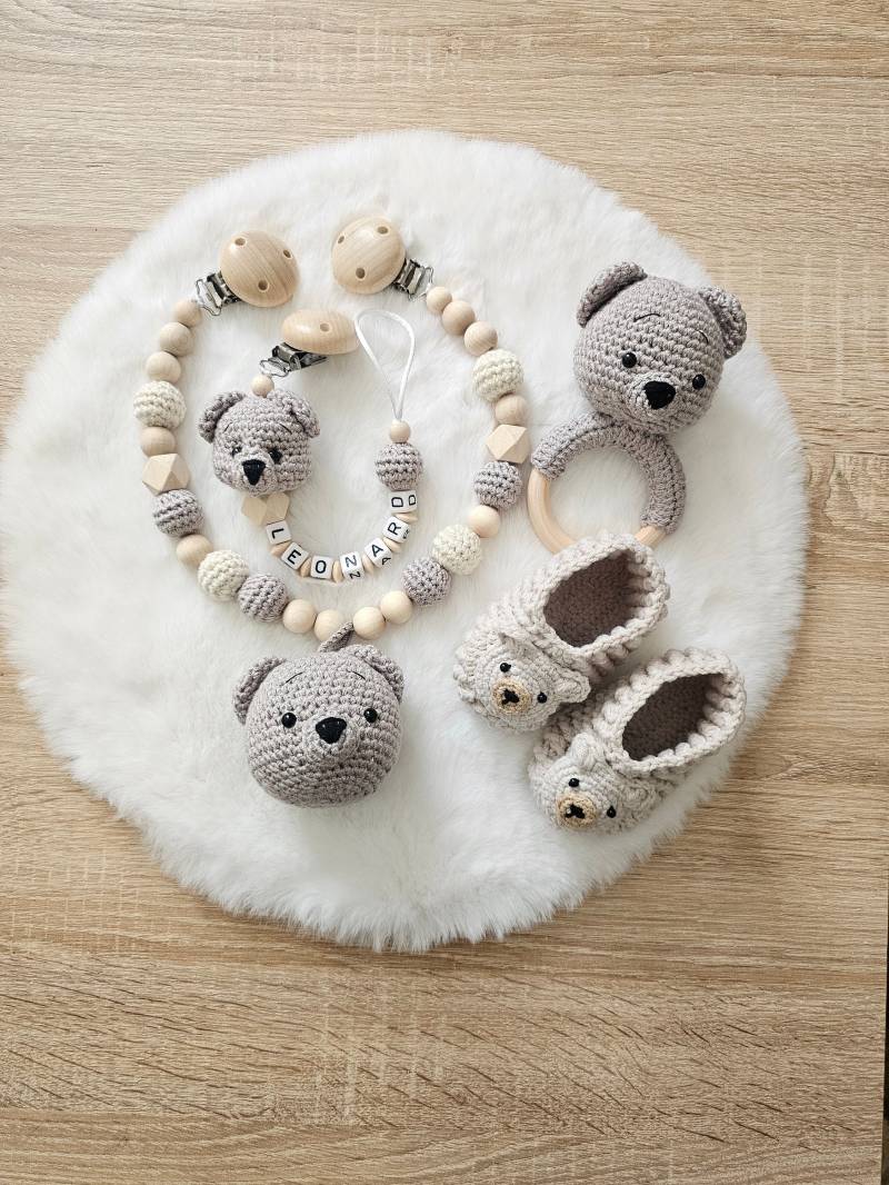 Babygeschenke Set Bär Schnullerkette|Kinderwagenkette|Greifring|Babyschuhe Bär|Personalisiert von Etsy - SchnullerkettenHaSi