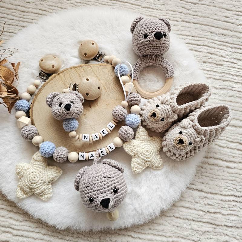 Babygeschenke Set| Schnullerkette Für Mädchen Und Junge|Kinderwagenkette|Greifring|Babyschuhe Bär|Personalisierte Kette von Etsy - SchnullerkettenHaSi