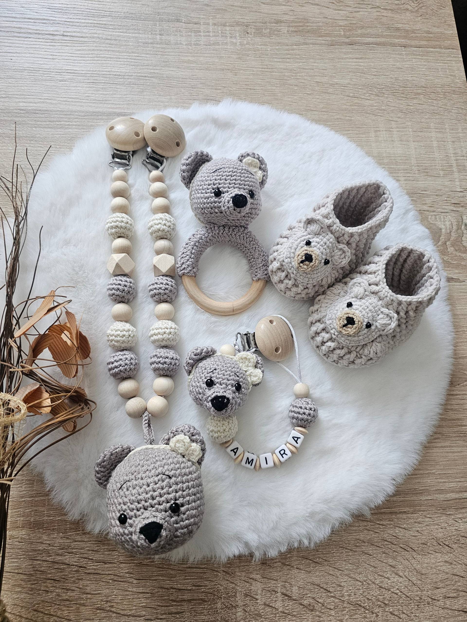 Babygeschenke Set| Schnullerkette|Kinderwagenkette|Greifring|Babyschuhe Bär|Personalisiert Babygeschenke Set| Schnullerkette|Kinderwagenkette|Greifring|Babyschuhe Bär|Personalisiert von Etsy - SchnullerkettenHaSi