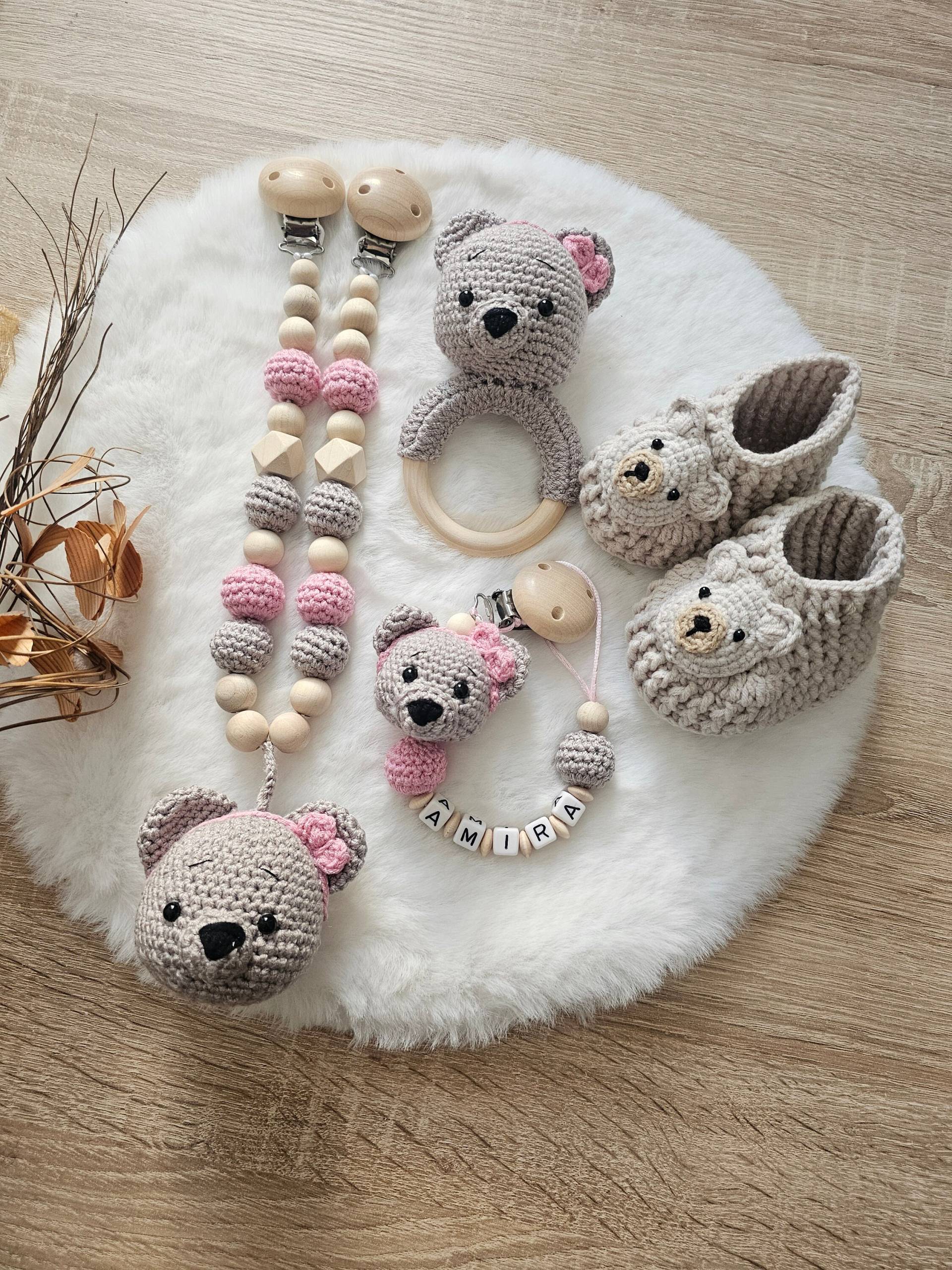 Babygeschenke Set| Schnullerkette|Kinderwagenkette|Greifring|Babyschuhe Bär|Personalisiert Babygeschenke Set| Schnullerkette|Kinderwagenkette|Greifring|Babyschuhe Bär|Personalisiert von Etsy - SchnullerkettenHaSi