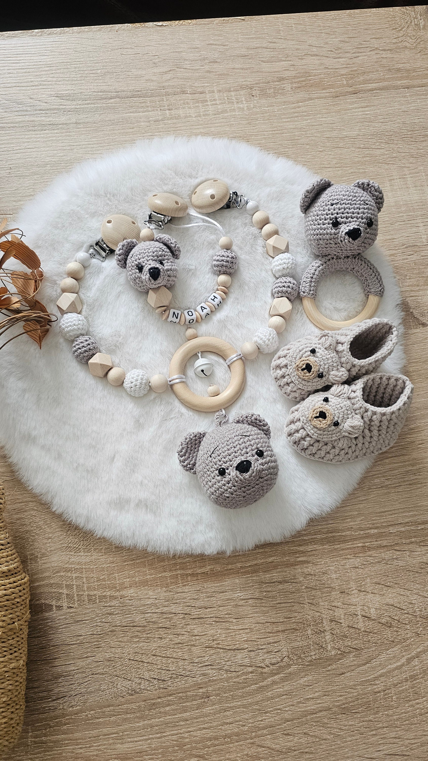 Babygeschenke Set| Schnullerkette|Kinderwagenkette|Greifring|Babyschuhe Bär|Personalisiert Babygeschenke Set| Schnullerkette|Kinderwagenkette|Greifring|Babyschuhe Bär|Personalisiert von Etsy - SchnullerkettenHaSi