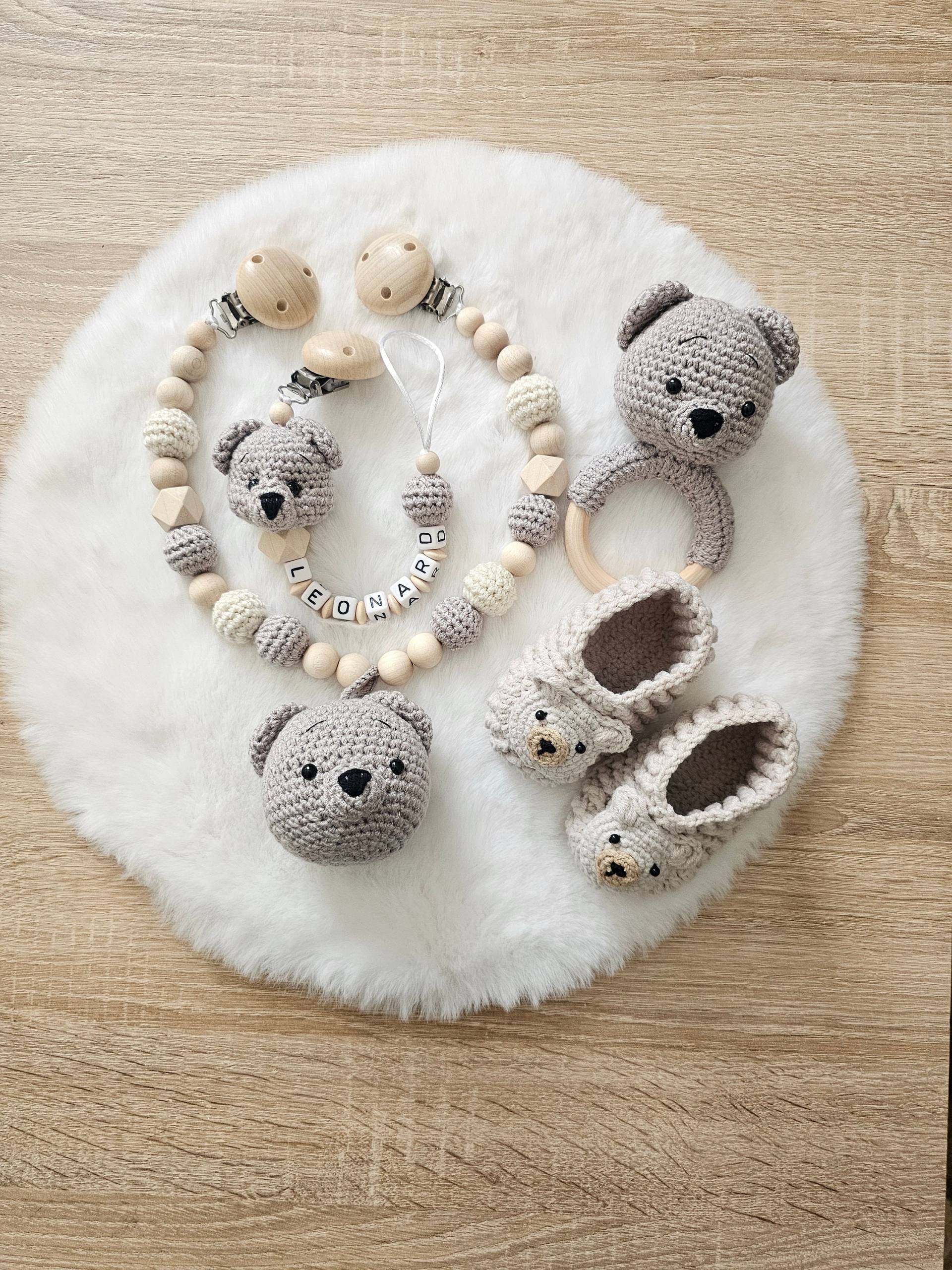 Babygeschenke Set| Schnullerkette|Kinderwagenkette|Greifring|Babyschuhe Bär|Personalisiert Babygeschenke Set| Schnullerkette|Kinderwagenkette|Greifring|Babyschuhe Bär|Personalisiert von Etsy - SchnullerkettenHaSi