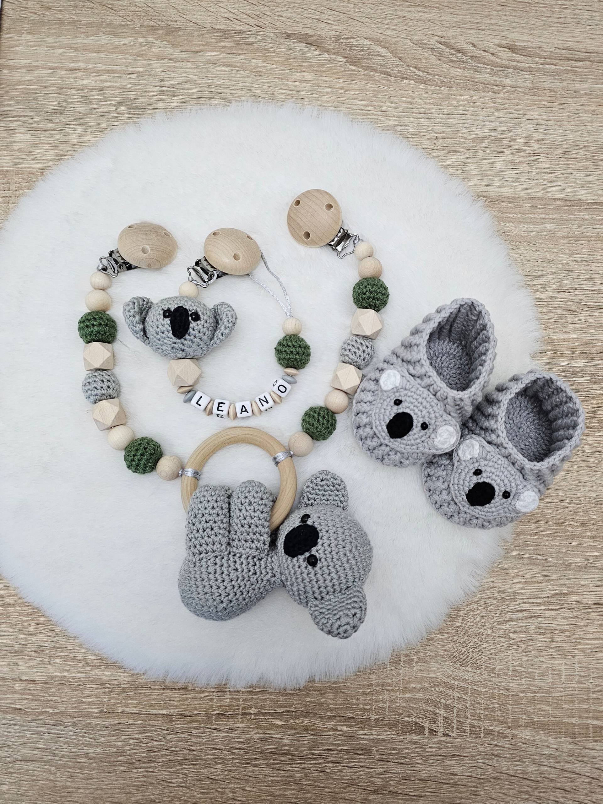 Babygeschenke Set Zur Geburt Koala |Kinderwagenkette|Schnullerkette Mit Namen|Babyhäkelschuhe Babygeschenke Set Zur Geburt Koala |Kinderwagenkette|Schnullerkette Mit Namen|Babyhäkelschuhe von Etsy - SchnullerkettenHaSi