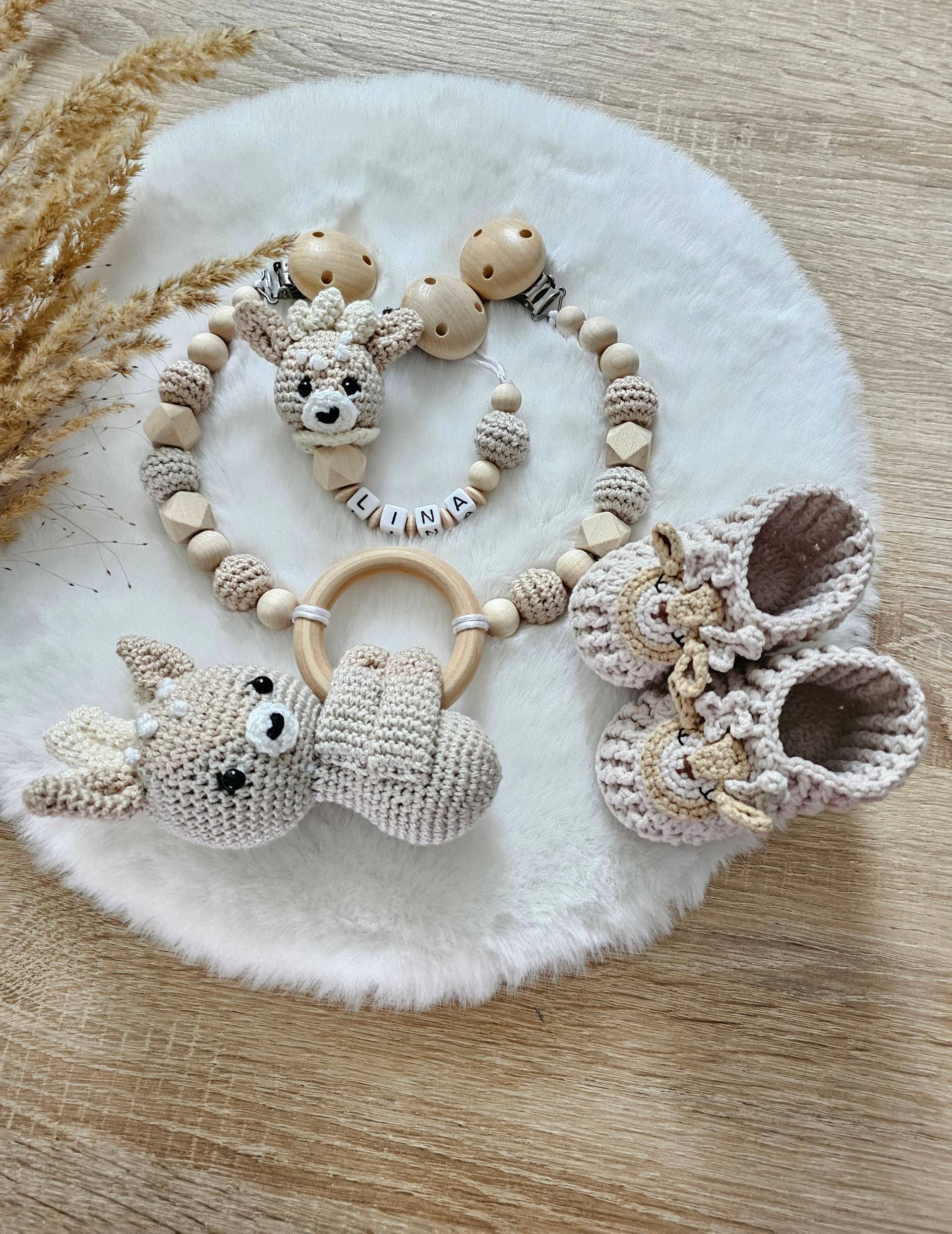 Babygeschenke Set Zur Geburt Rehkitz|Kinderwagenkette |Schnullerkette Mit Namen|Babyhäkelschuhe Neutral| Neweborn Babygeschenke Set Zur Geburt Rehkitz|Kinderwagenkette |Schnullerkette Mit Namen|Babyhäkelschuhe Neutral| Neweborn von Etsy - SchnullerkettenHaSi