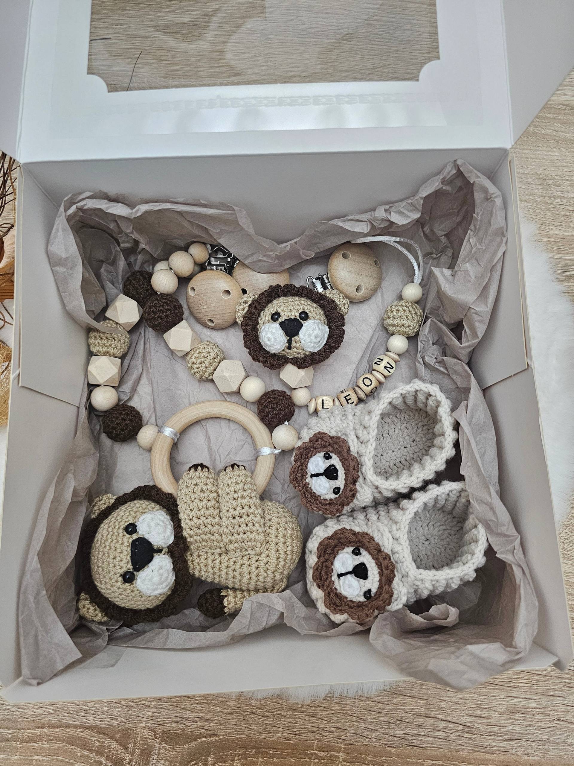Babyggeschenke, Schnullerkette Mit Namen, Kinderwagenkette , Babyschuhe Löwe, Personalisierte Babygeschenke Set Im Geschenkbox Babyggeschenke, Schnullerkette Mit Namen, Kinderwagenkette , Babyschuhe Löwe, Personalisierte Babygeschenke Set Im Geschenkbox von Etsy - SchnullerkettenHaSi