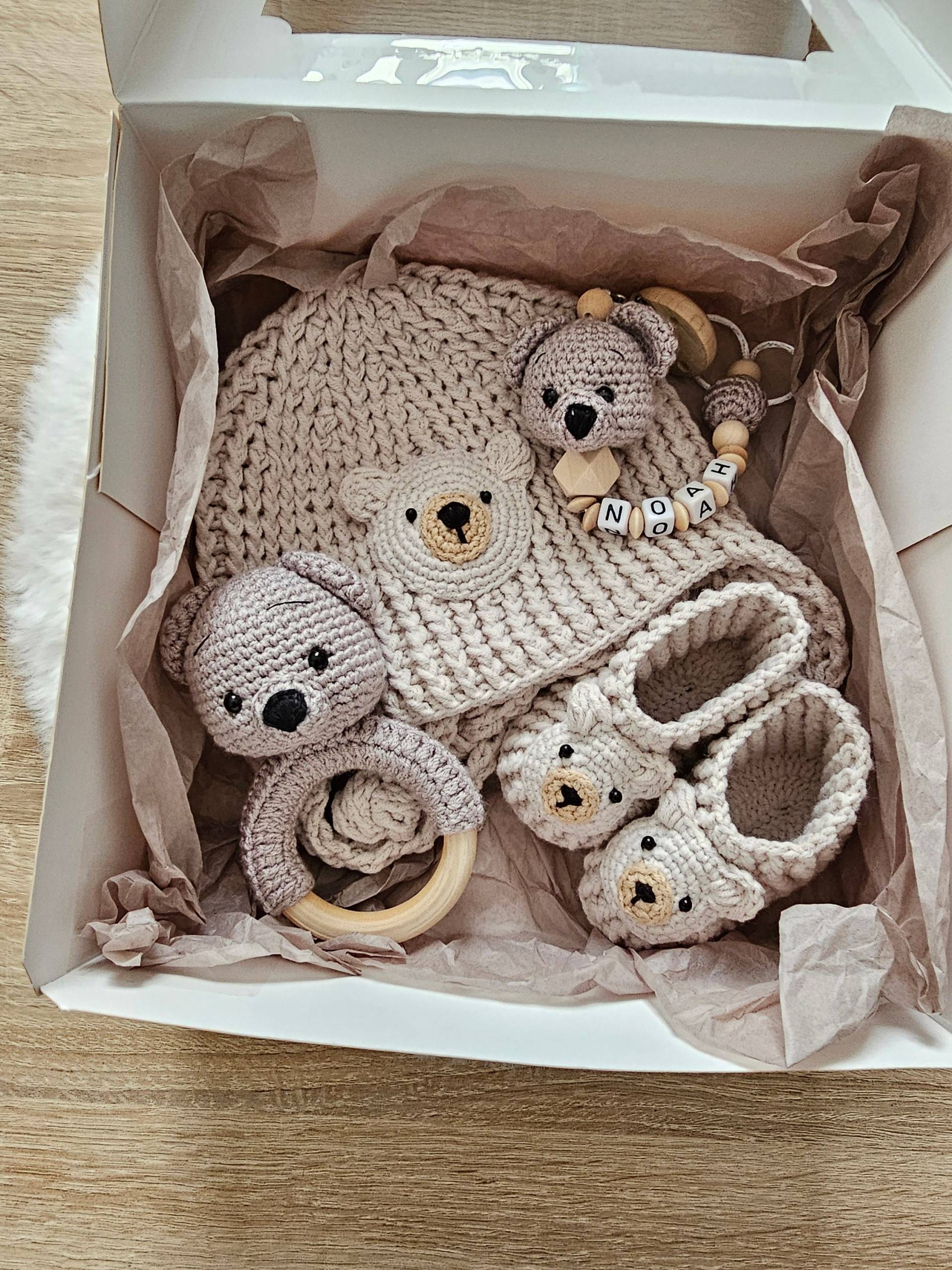 Babyhäkelschuh| Babymütze| Schnullerkette Rassel Mit Der Motive Bär, Beige, Neutral, Babyshower, Babypartiegeschenk Babyhäkelschuh| Babymütze| Schnullerkette Rassel Mit Der Motive Bär, Beige, Neutral, Babyshower, Babypartiegeschenk von Etsy - SchnullerkettenHaSi