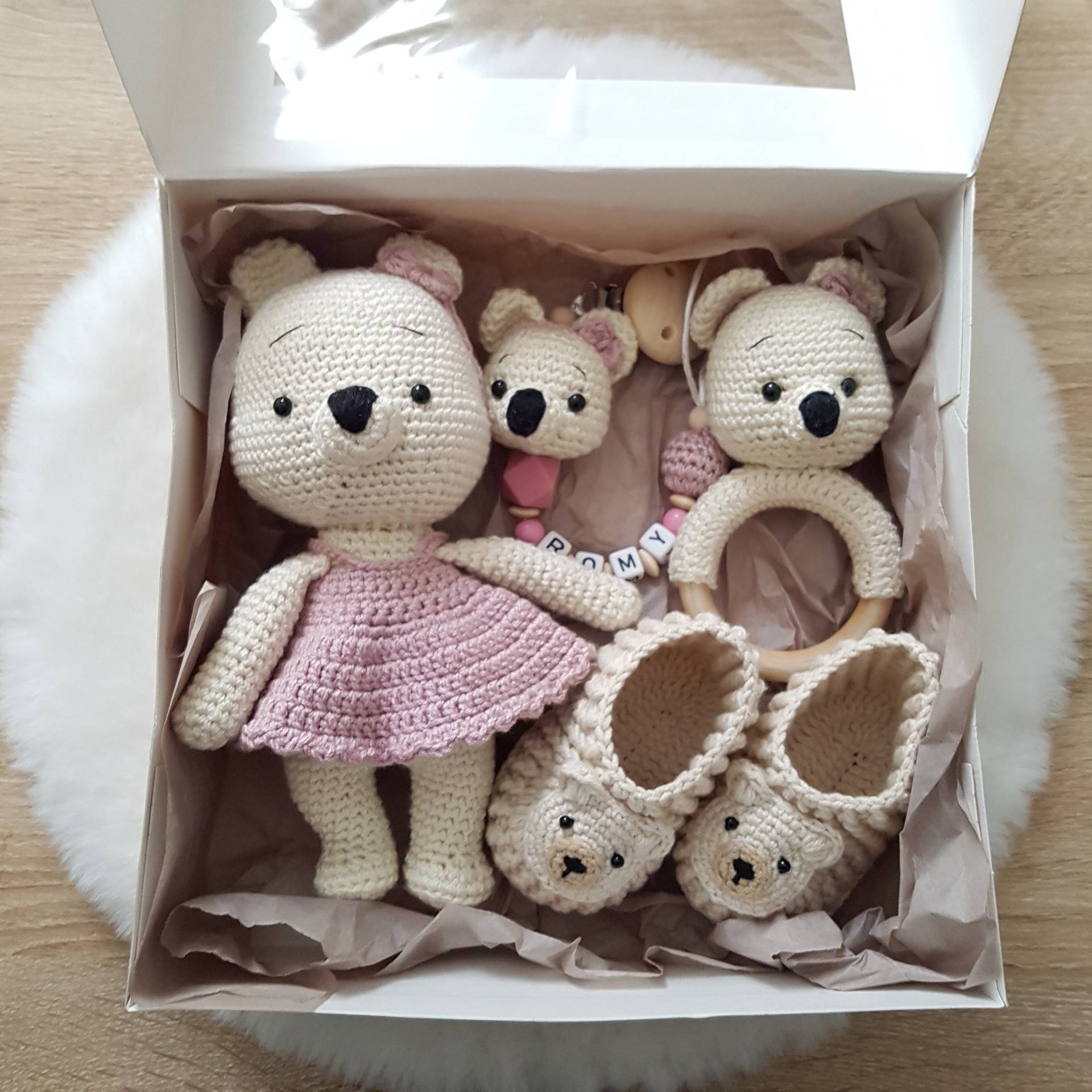 Geschenkset Für Baby Mädchen Schmusetier, Schnullerkette Mit Namen, Rassel Bär, Häkelschuhe Geschenkset Für Baby Mädchen Schmusetier, Schnullerkette Mit Namen, Rassel Bär, Häkelschuhe von Etsy - SchnullerkettenHaSi