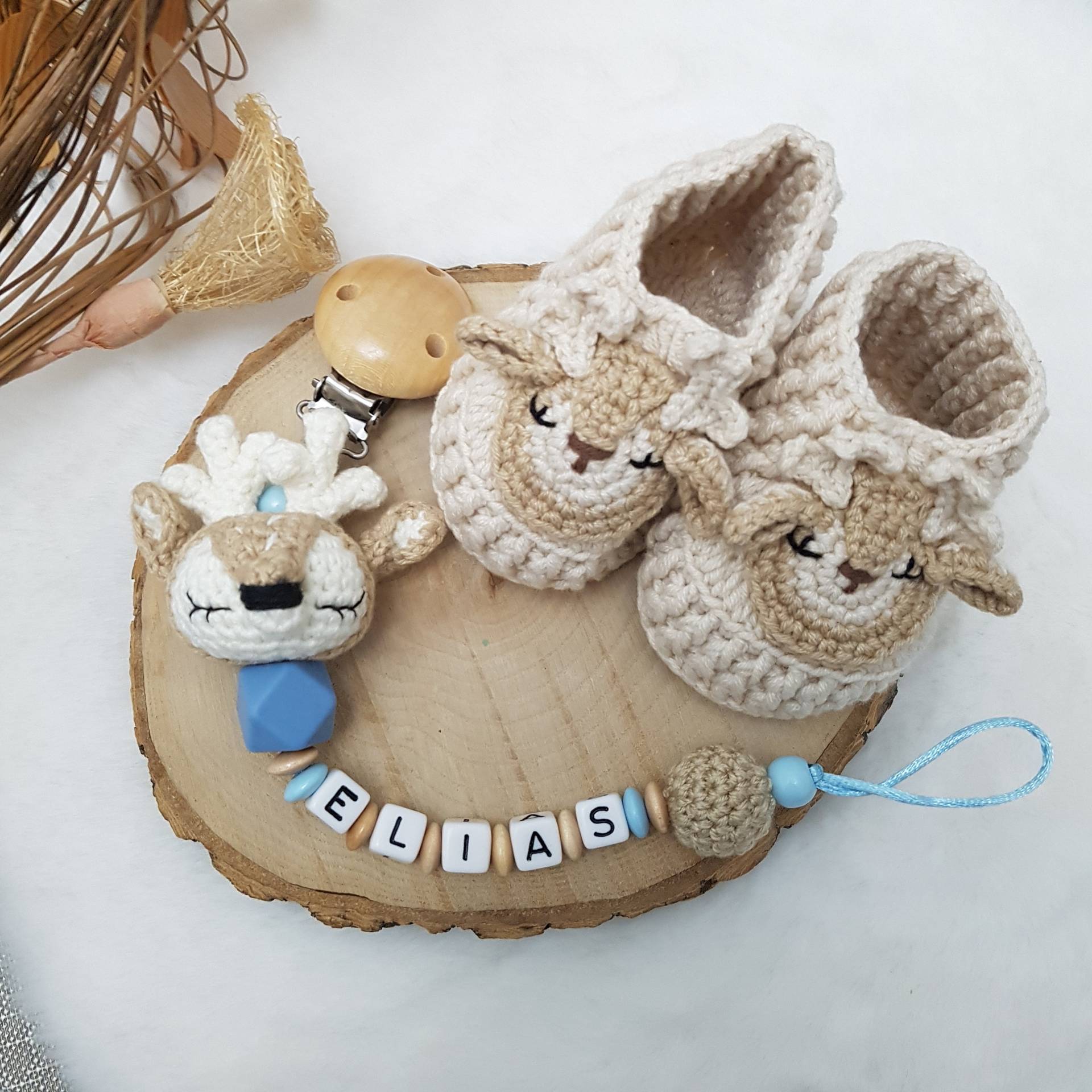 Geschenkset Zur Geburt Reh Babyschuhe, Schnullerkette Hirsch Renntier Mit Namen Jungen Geschenkset Zur Geburt Reh Babyschuhe, Schnullerkette Hirsch Renntier Mit Namen Jungen von Etsy - SchnullerkettenHaSi
