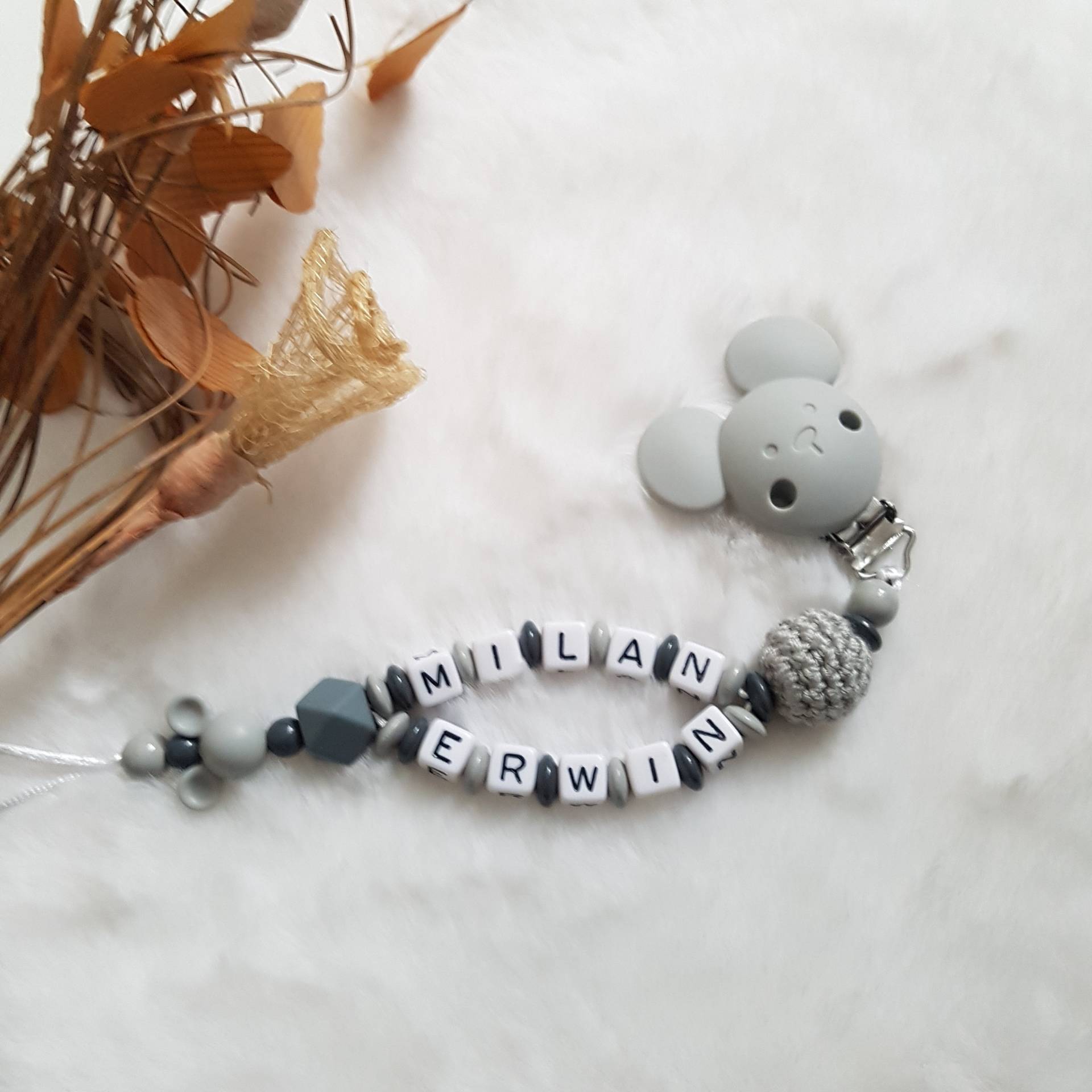 Schnullerkette Mit Doppelnamen Micky Maus | Personalisiertes Geschenk| Babygeschenke |Nuggikette |Schnullerband |Schwarz/Weiß Schnullerkette Mit Doppelnamen Micky Maus | Personalisiertes Geschenk| Babygeschenke |Nuggikette |Schnullerband |Schwarz/Weiß von Etsy - SchnullerkettenHaSi