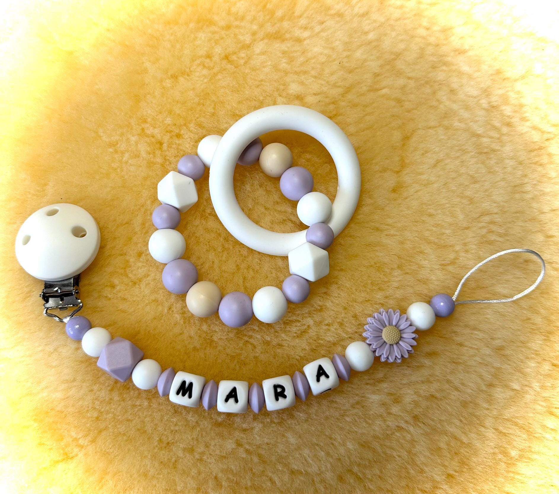 Baby-Set Handgemachte Schnullerkette & Greifling - Personalisiert, Babygeschenk, Blume von Etsy - Schnullerschoen