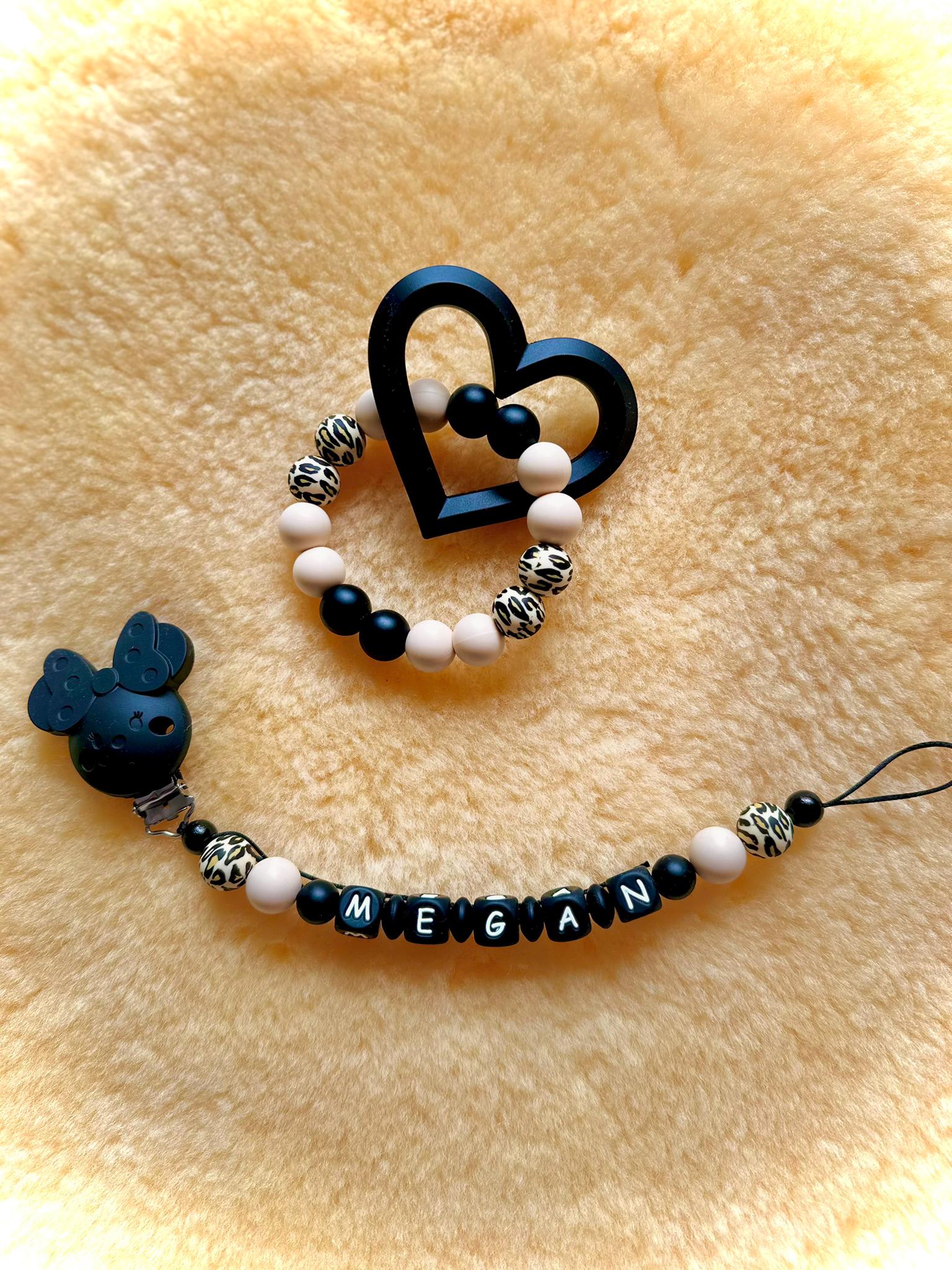Baby-Set Handgemachte Schnullerkette & Greifling - Personalisiert, Babygeschenk, Schwarz Leo Maus Herz Baby-Set Handgemachte Schnullerkette & Greifling - Personalisiert, Babygeschenk, Schwarz Leo Maus Herz von Etsy - Schnullerschoen