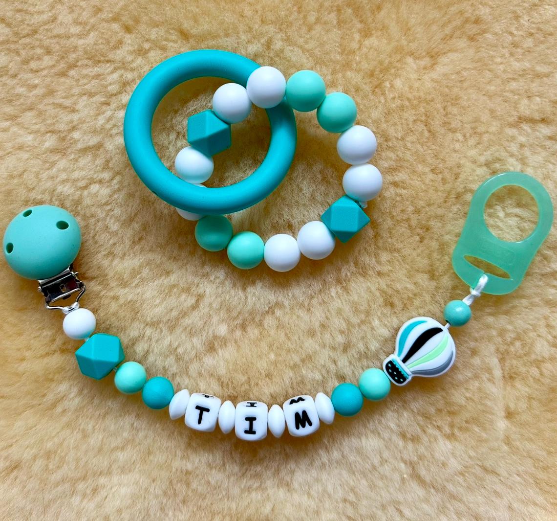 Baby-Set Handgemachte Schnullerkette & Greifling - Personalisiert, Babygeschenk, Türkis Baby-Set Handgemachte Schnullerkette & Greifling - Personalisiert, Babygeschenk, Türkis von Etsy - Schnullerschoen