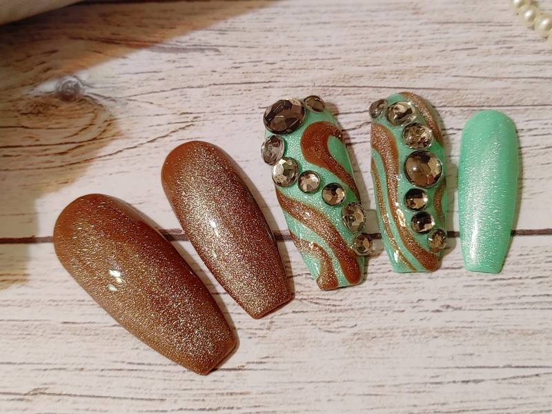 Mint Chocolate Swirl - Samtnägel Strasssteine Press On Nails von Etsy - SeaJaysNails