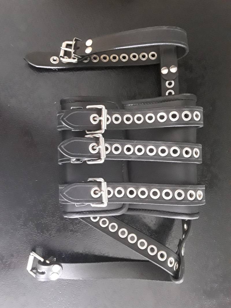 Lederarmfessel von Etsy - SecretsundMehr