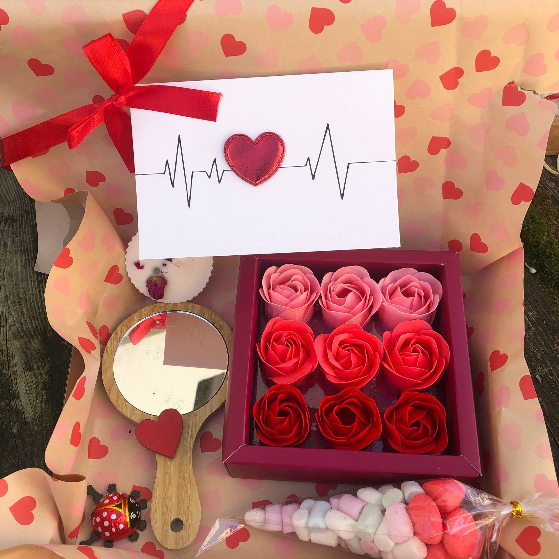 Muttertag, Valentinstag, Hochzeitstag...liebesbox, Rosenseifen, Spiegel Aus Holz, Süßes, Rosenkerze Muttertag, Valentinstag, Hochzeitstag...liebesbox, Rosenseifen, Spiegel Aus Holz, Süßes, Rosenkerze von Etsy - SeelenZeit