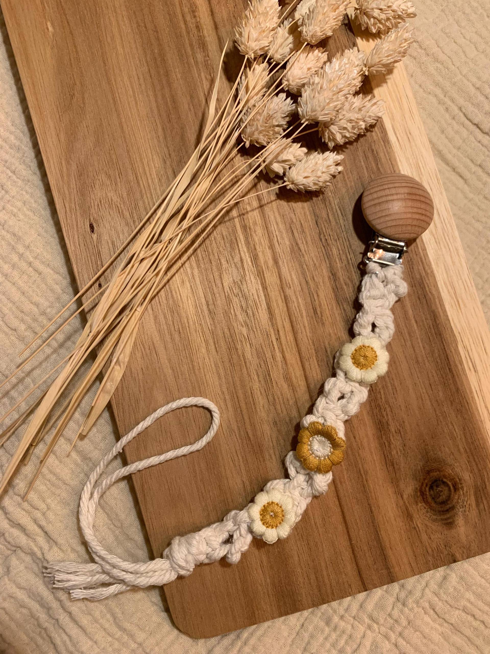 Schnullerkette Makramee Mit Blümchen Schnullerkette Makramee Mit Blümchen von Etsy - Segenskinder