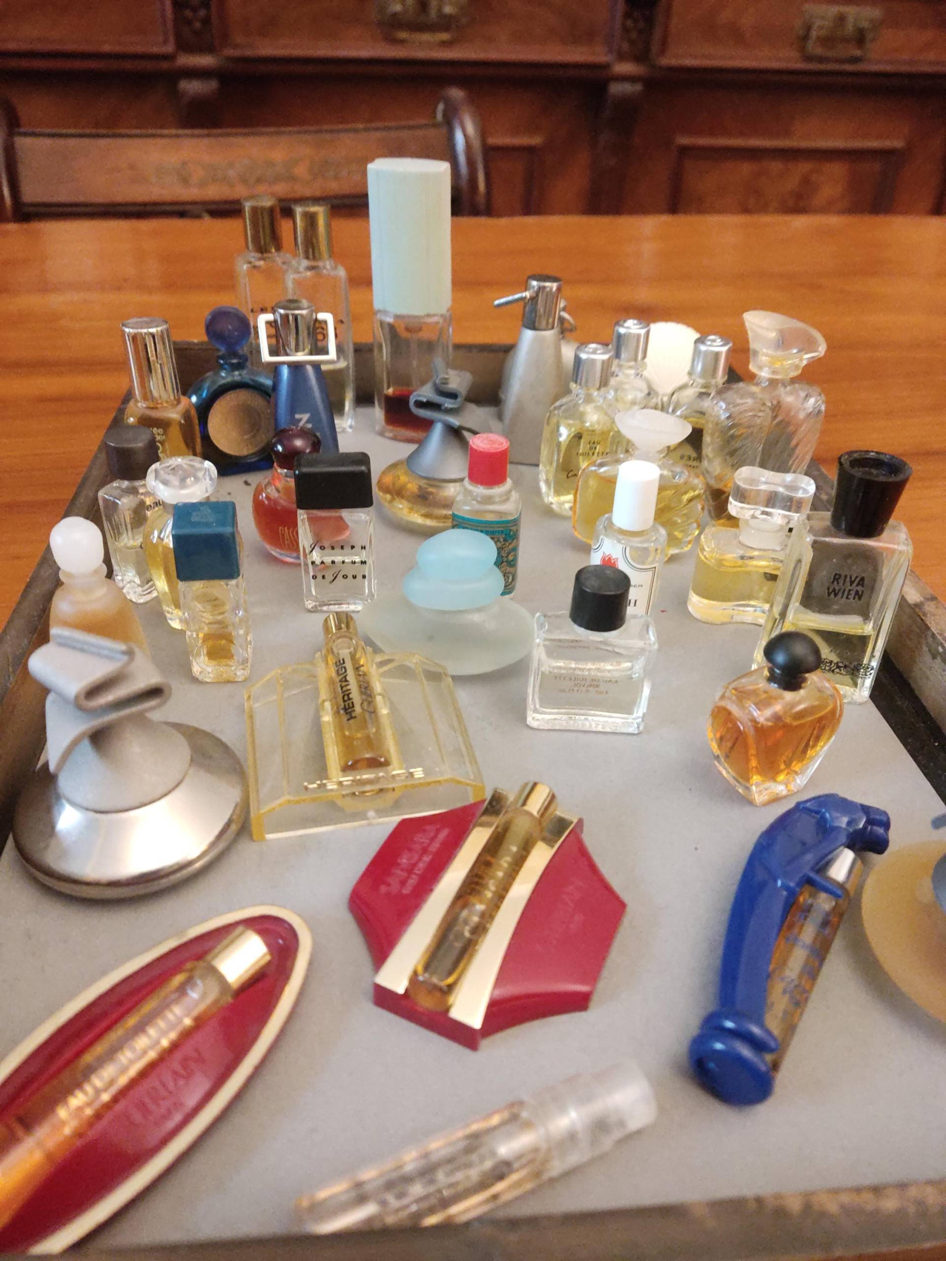 Vintage Parfüm Lot Von 35+ Flaschen. Guerlain Trussardi, Gigli, Cartier, Grés, Estée Lauder, Cassini, Calandre & Mehr Vintage Parfüm Lot Von 35+ Flaschen. Guerlain Trussardi, Gigli, Cartier, Grés, Estée Lauder, Cassini, Calandre & Mehr von Etsy - SeifenhexeBerlin