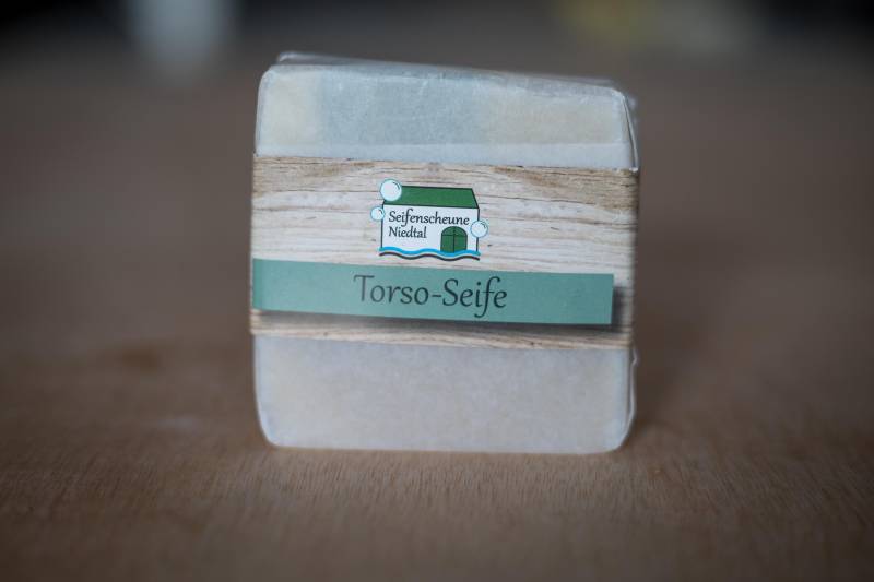 Torso-Seife von Etsy - SeifenscheuneNiedtal