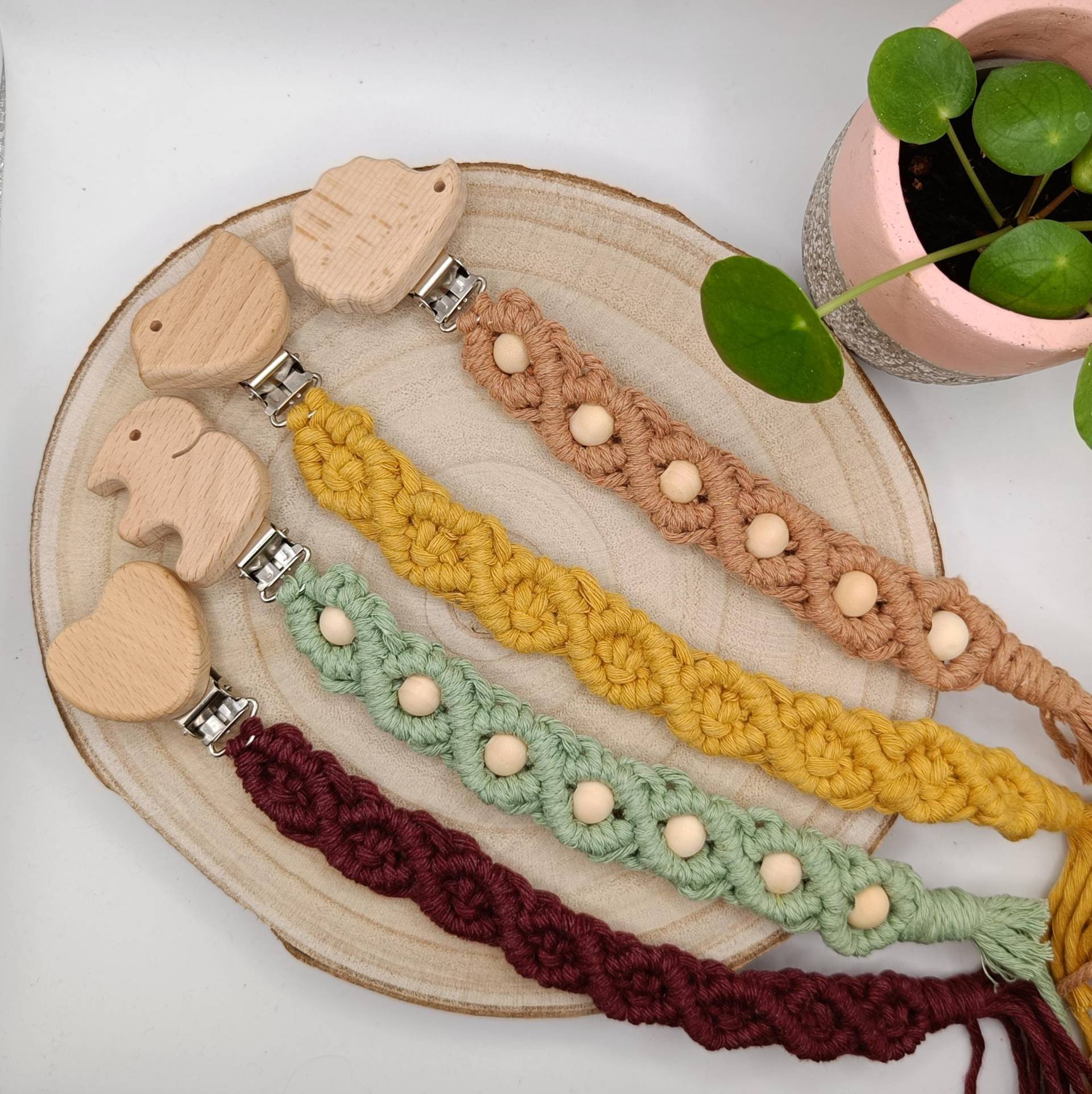 Makramee Schnullerkette "Benjamin" Vintage - Verschiedene Farben Mit Perlen Oder Ohne Makramee Schnullerkette "Benjamin" Vintage - Verschiedene Farben Mit Perlen Oder Ohne von Etsy - SelbstgedachtShop