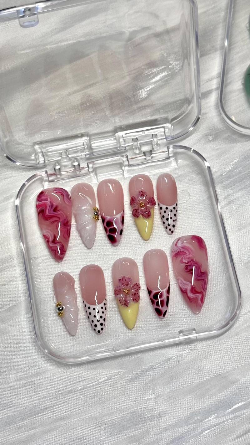 Amora Bloom | Press On Nails von Etsy - SelestiaCo