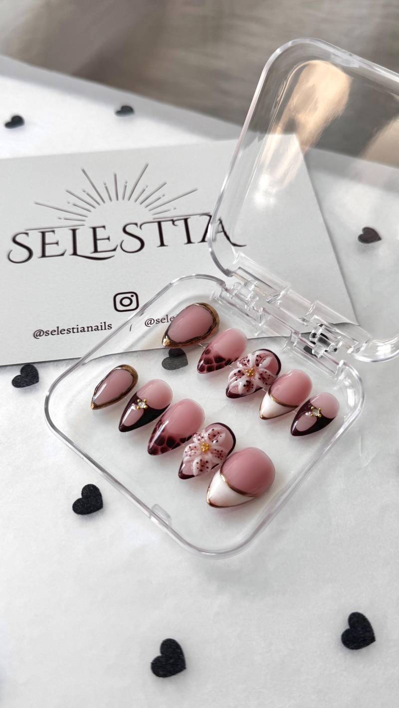 Blossom Noir | Press On Nails von Etsy - SelestiaCo