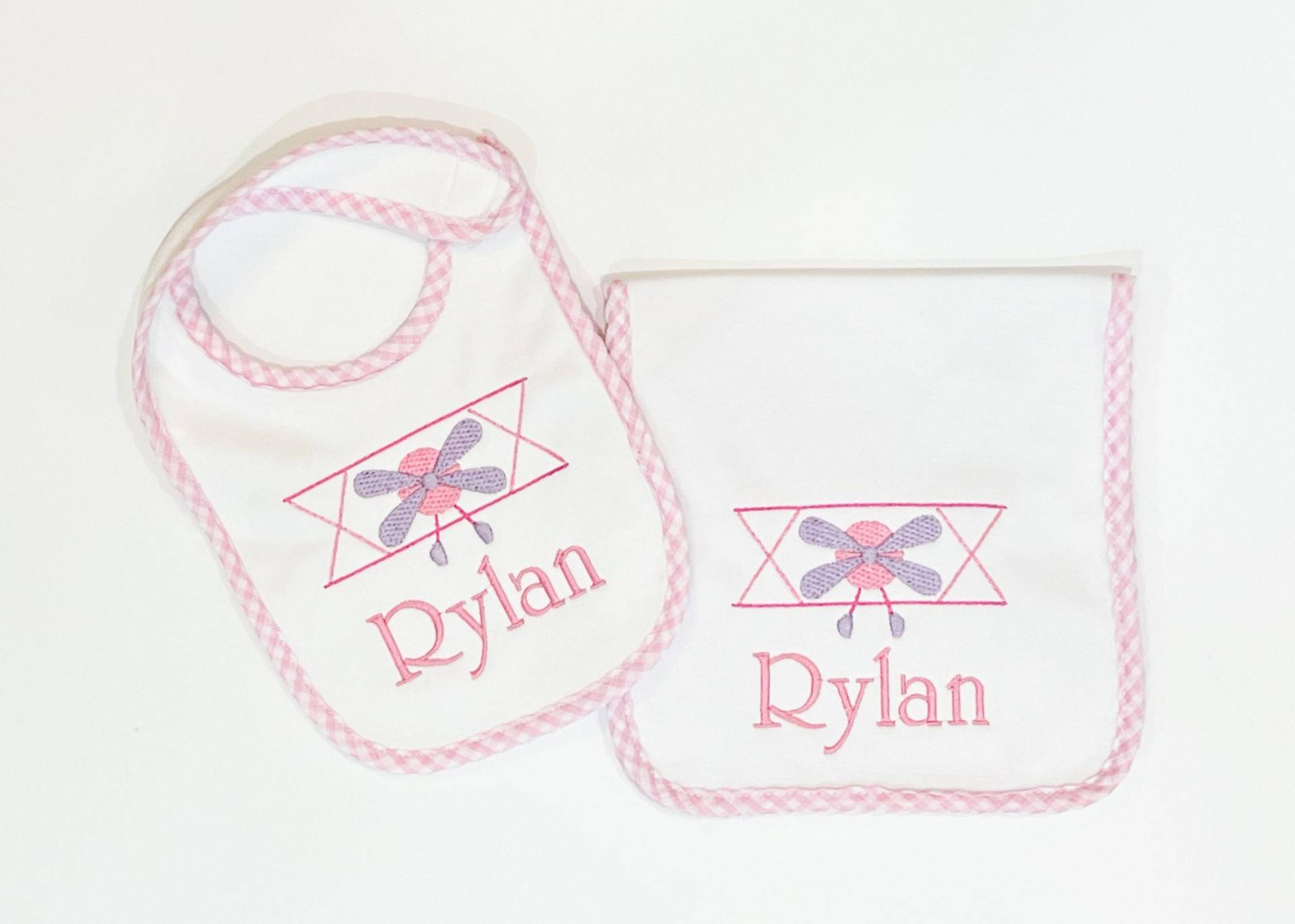 Baby-Bib Und Leinentuch | Stoffset Baby Shower Geschenk Baby-| Monogrammiertes Babybib Bestickter Rosa Vichy Karo von Etsy - SewAmeliaIsland