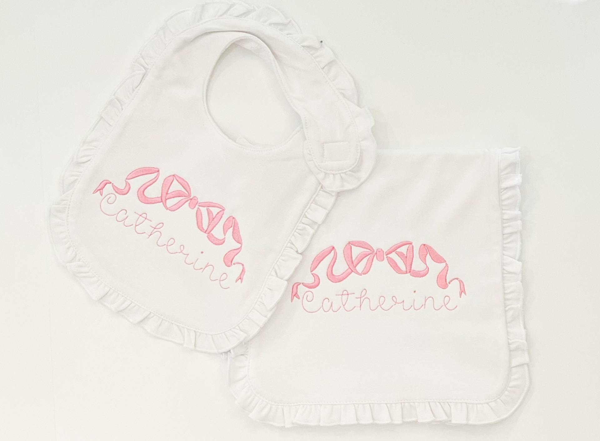 Baby Mädchen Monogramm Lätzchen Und Spucktuch Set | Dusche Geschenk von Etsy - SewAmeliaIsland