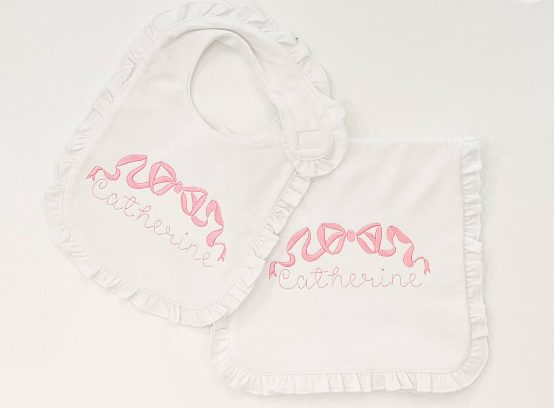 Baby Mädchen Monogrammed Lätzchen Und Spucktuch Set | Geschenk Zur Dusche von Etsy - SewAmeliaIsland