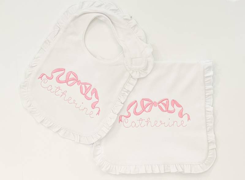 Baby Mädchen Monogrammed Lätzchen Und Spucktuch Set | Geschenk Zur Dusche von Etsy - SewAmeliaIsland